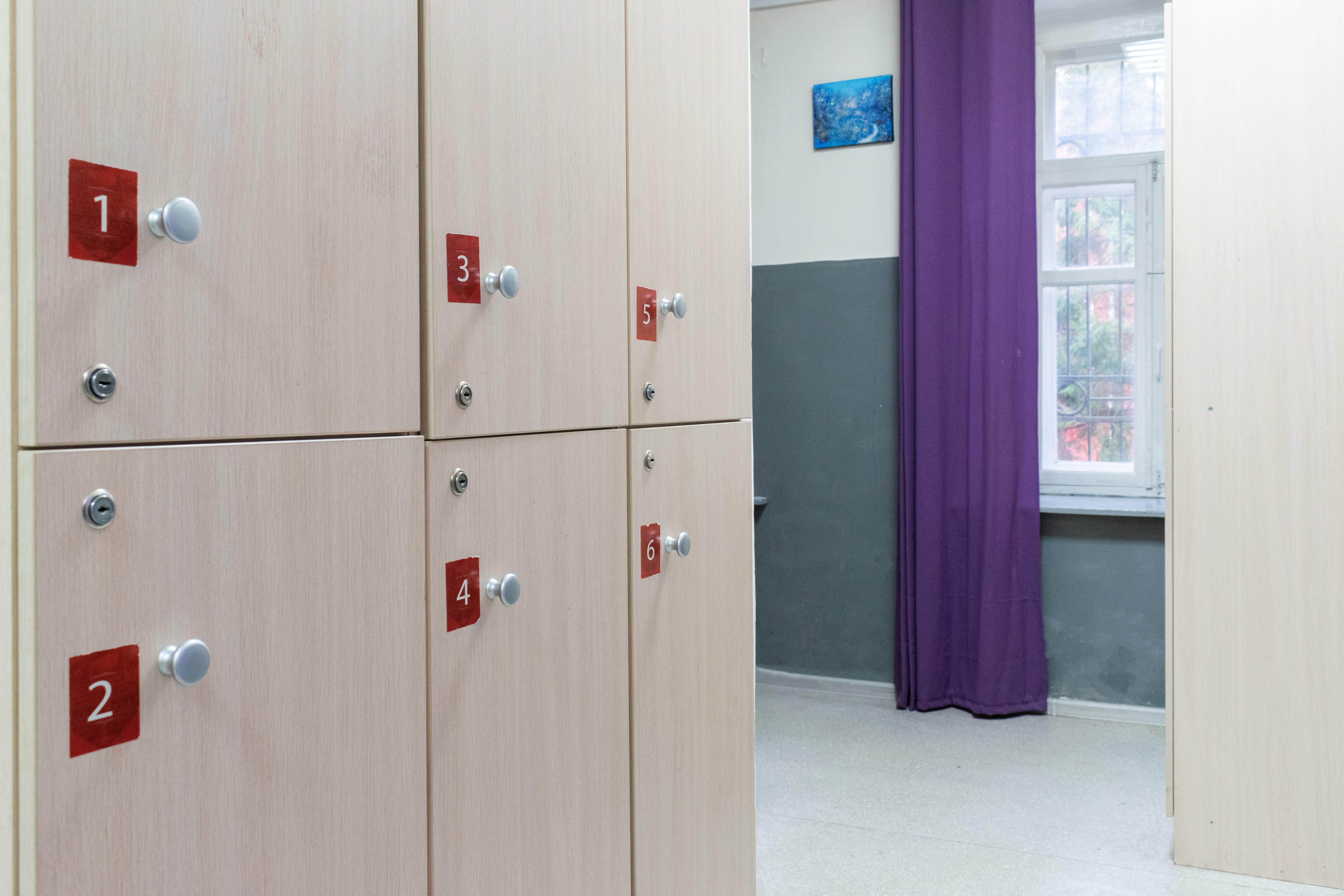 Кровать в общем 8-местном номере для мужчин и женщин