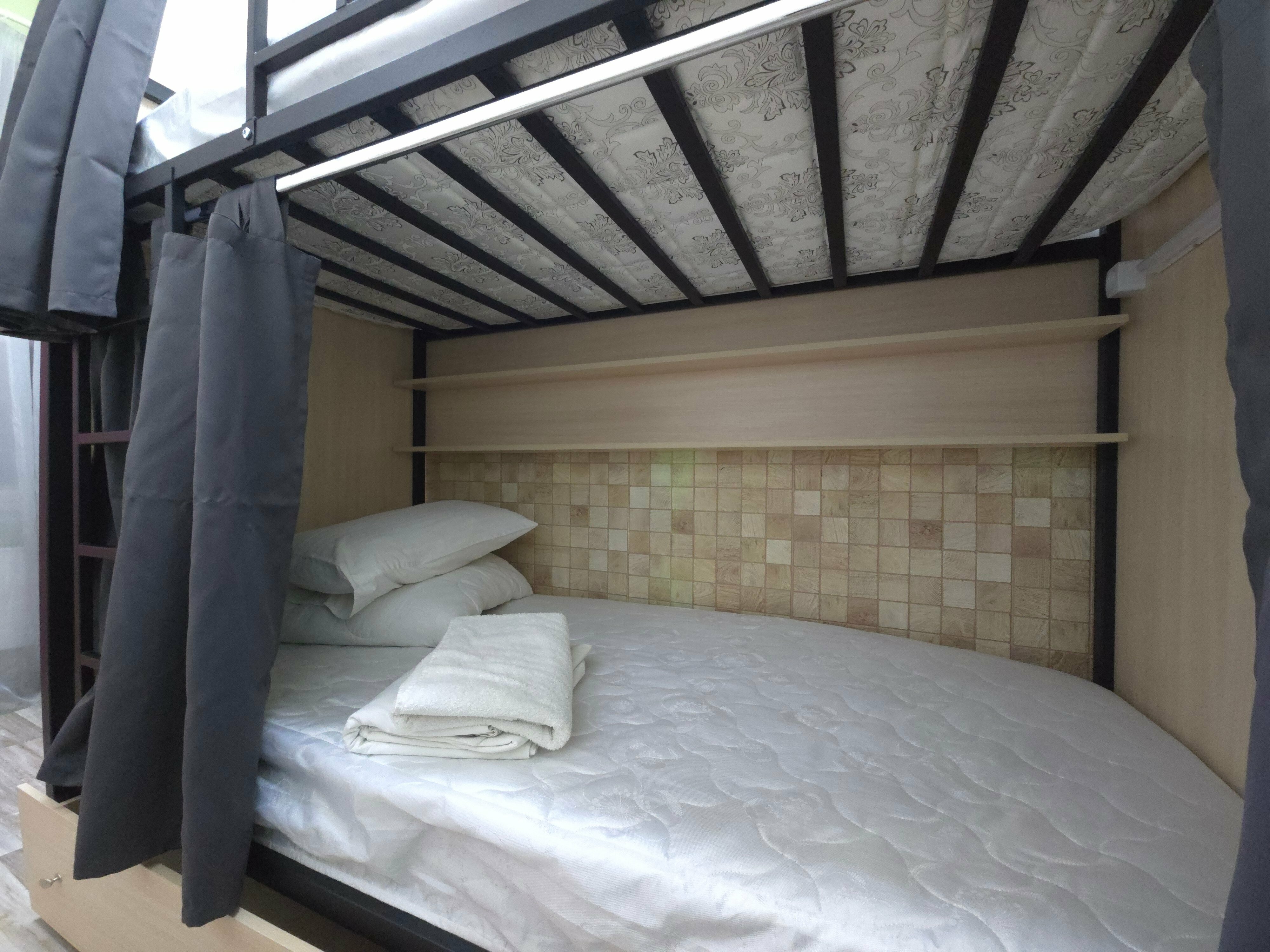 Спальное место на двухъярусной кровати в общем номере для женщин