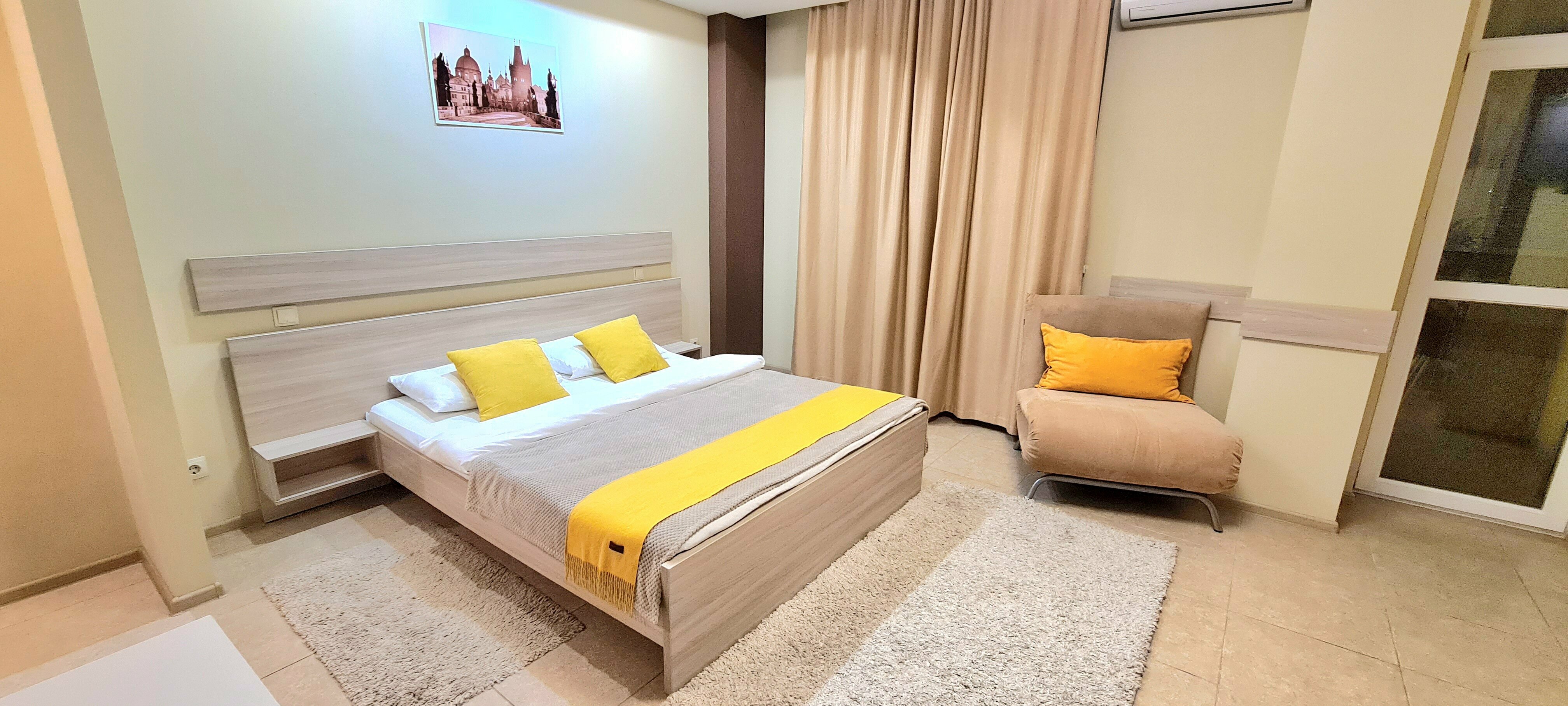 Superior "Коричневый" с  балконом с двуспальной кроватью, креслом и мини-кухней