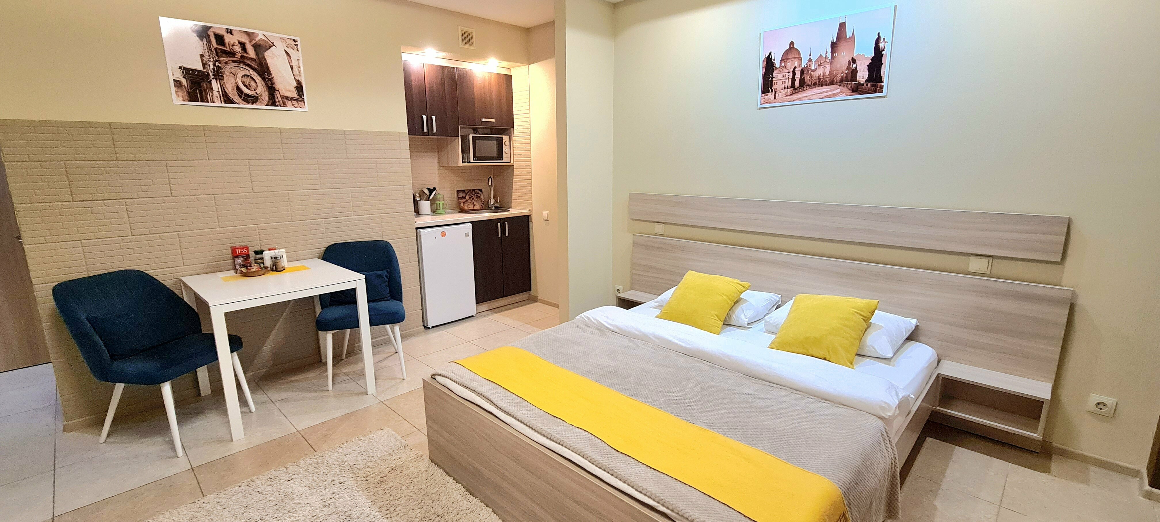 Superior "Коричневый" с  балконом с двуспальной кроватью, креслом и мини-кухней