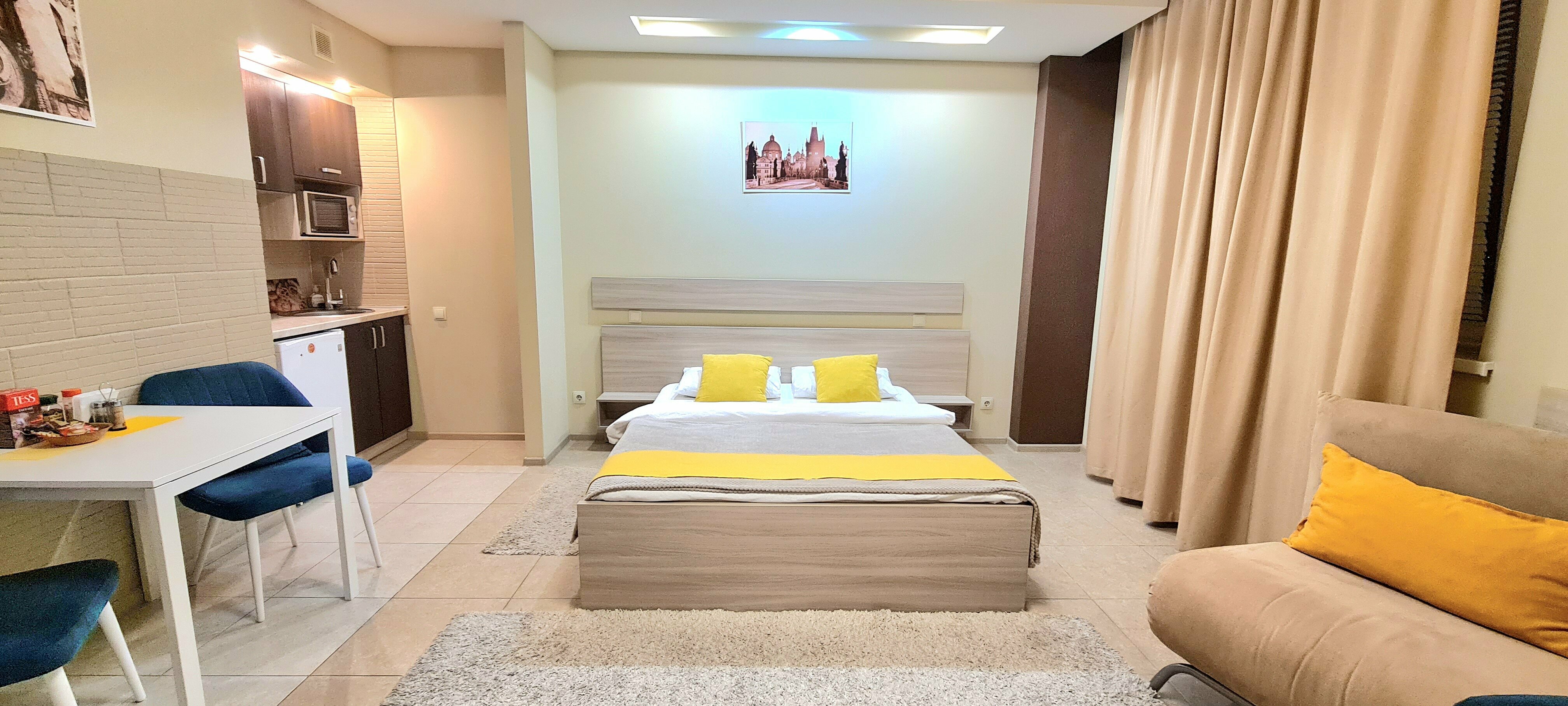 Superior "Коричневый" с  балконом с двуспальной кроватью, креслом и мини-кухней