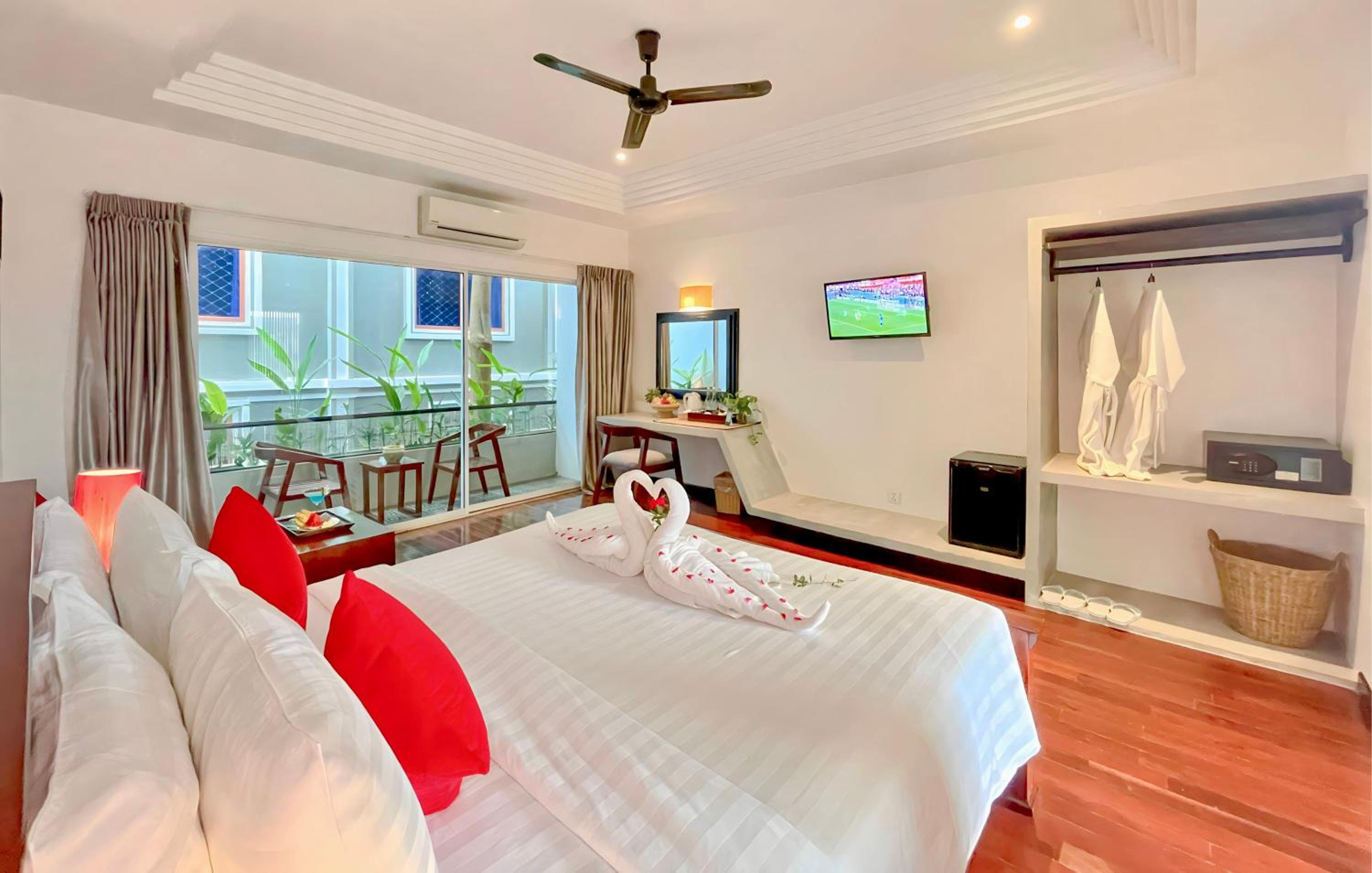 King Suite With Private Balcony - Free Pick Up