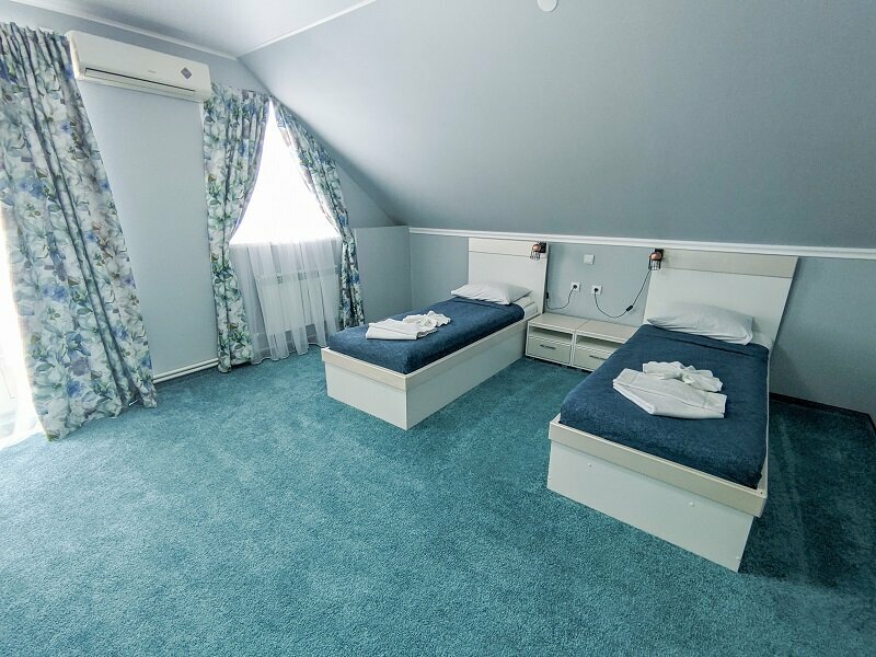 Джуниор сюит с  двумя отдельными кроватями и балконом