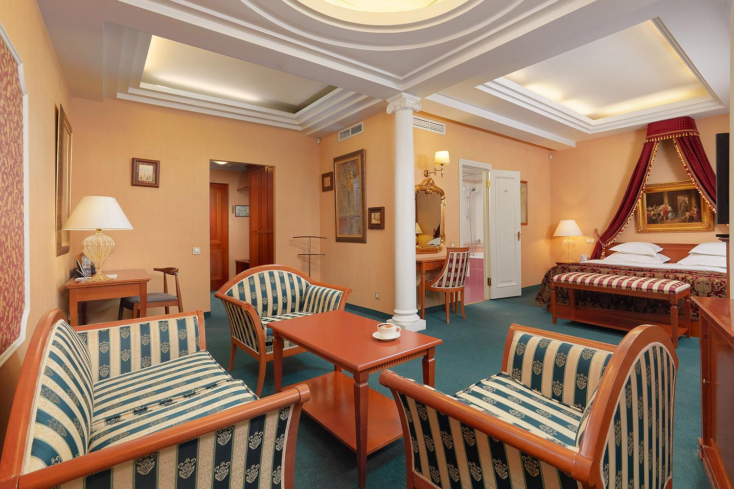 Номер полулюкс с 1 двуспальной кроватью