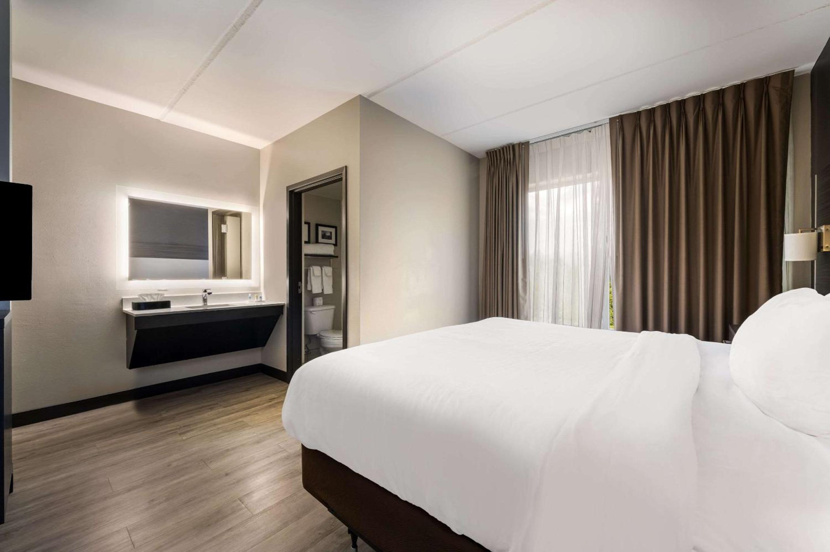 King Suite - Non-Smoking