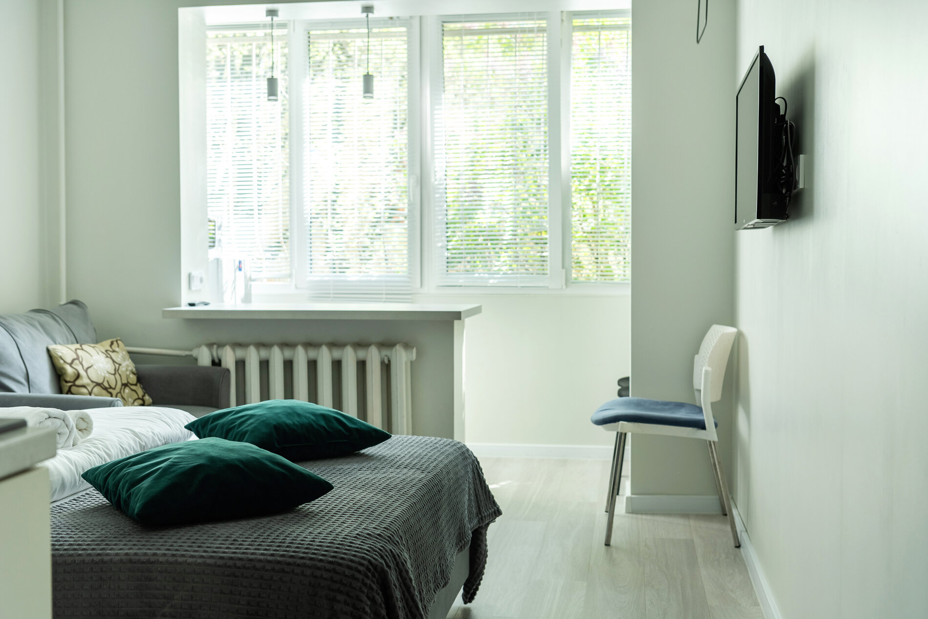 Двухместный номер с двуспальной кроватью и дополнительной кроватью