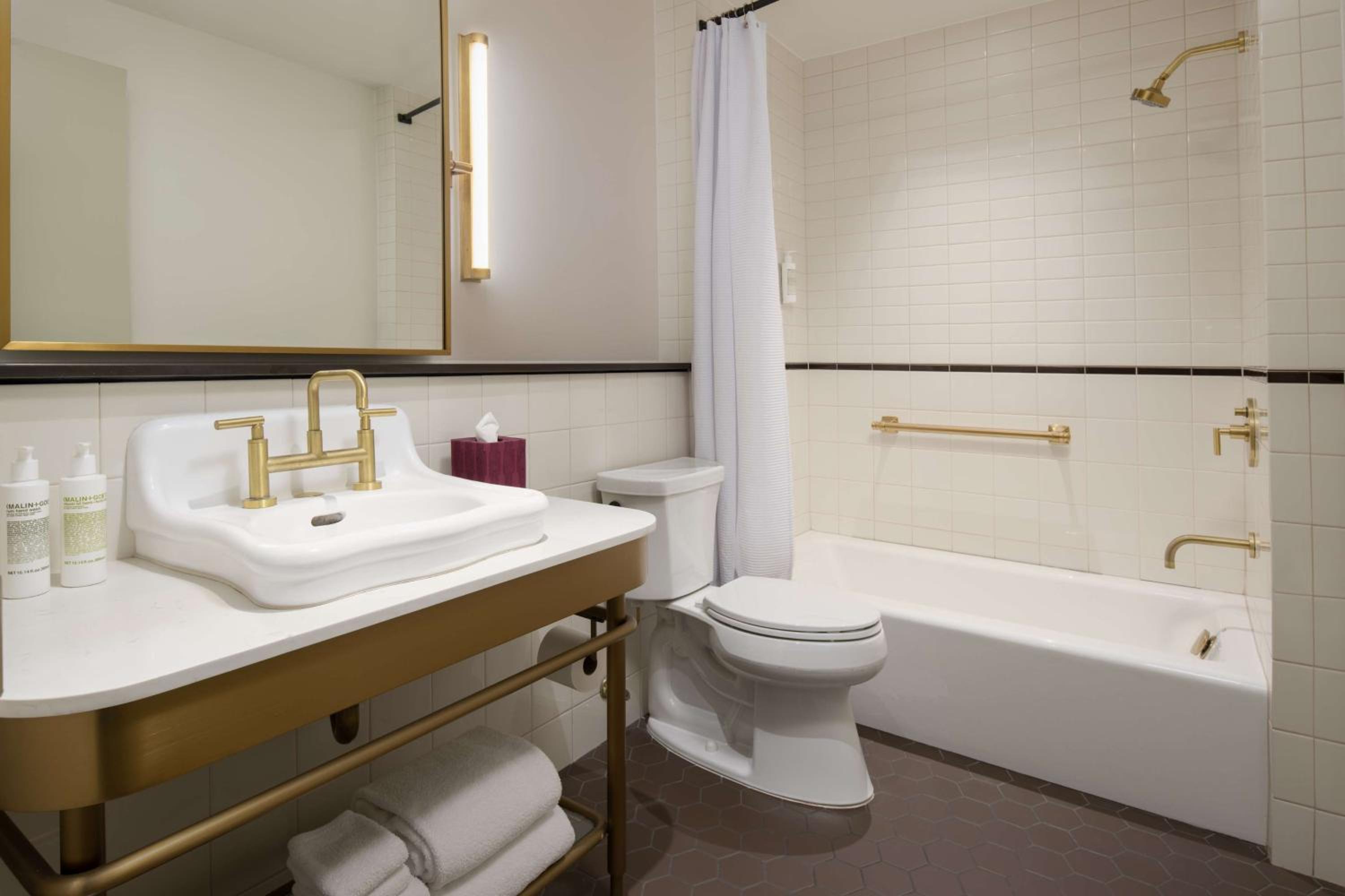 Double Queen Room with Bathtub - Mobility/Hearing Accessible