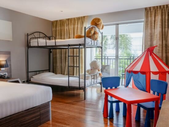 1 King 1 Bunk Family Suite