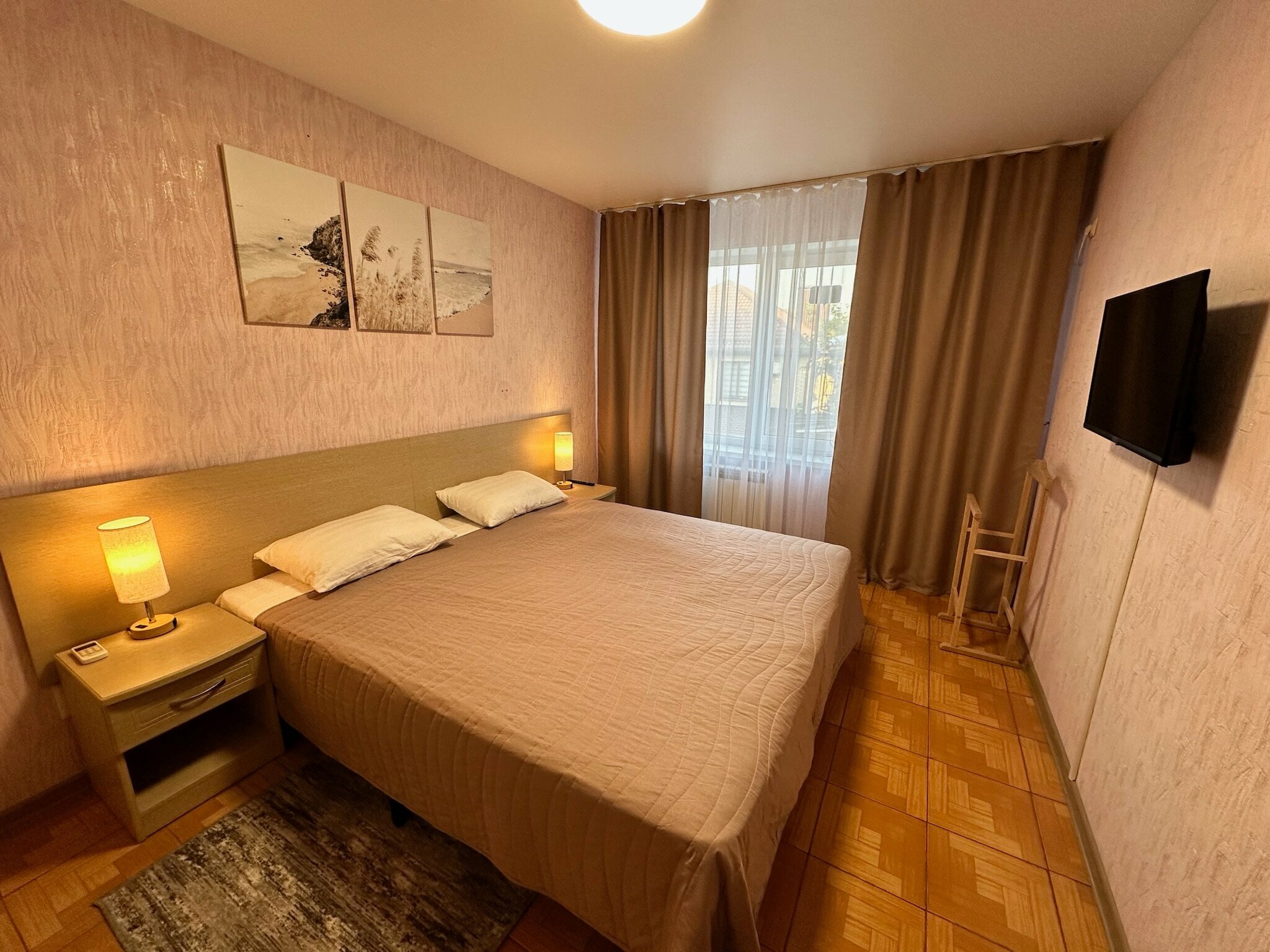 Четырехместный номер с собственной ванной комнатой вне номера