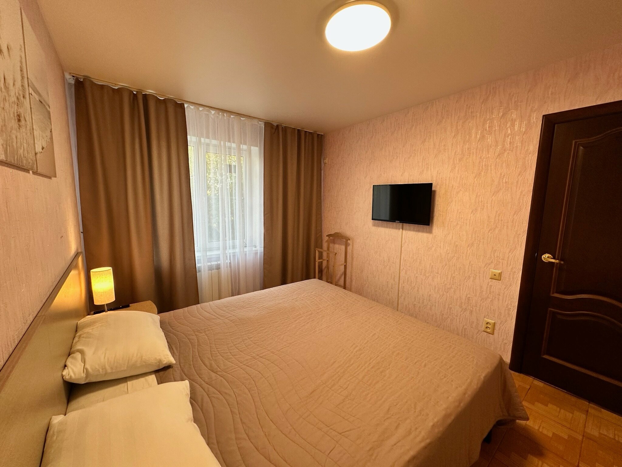 Четырехместный номер с собственной ванной комнатой вне номера