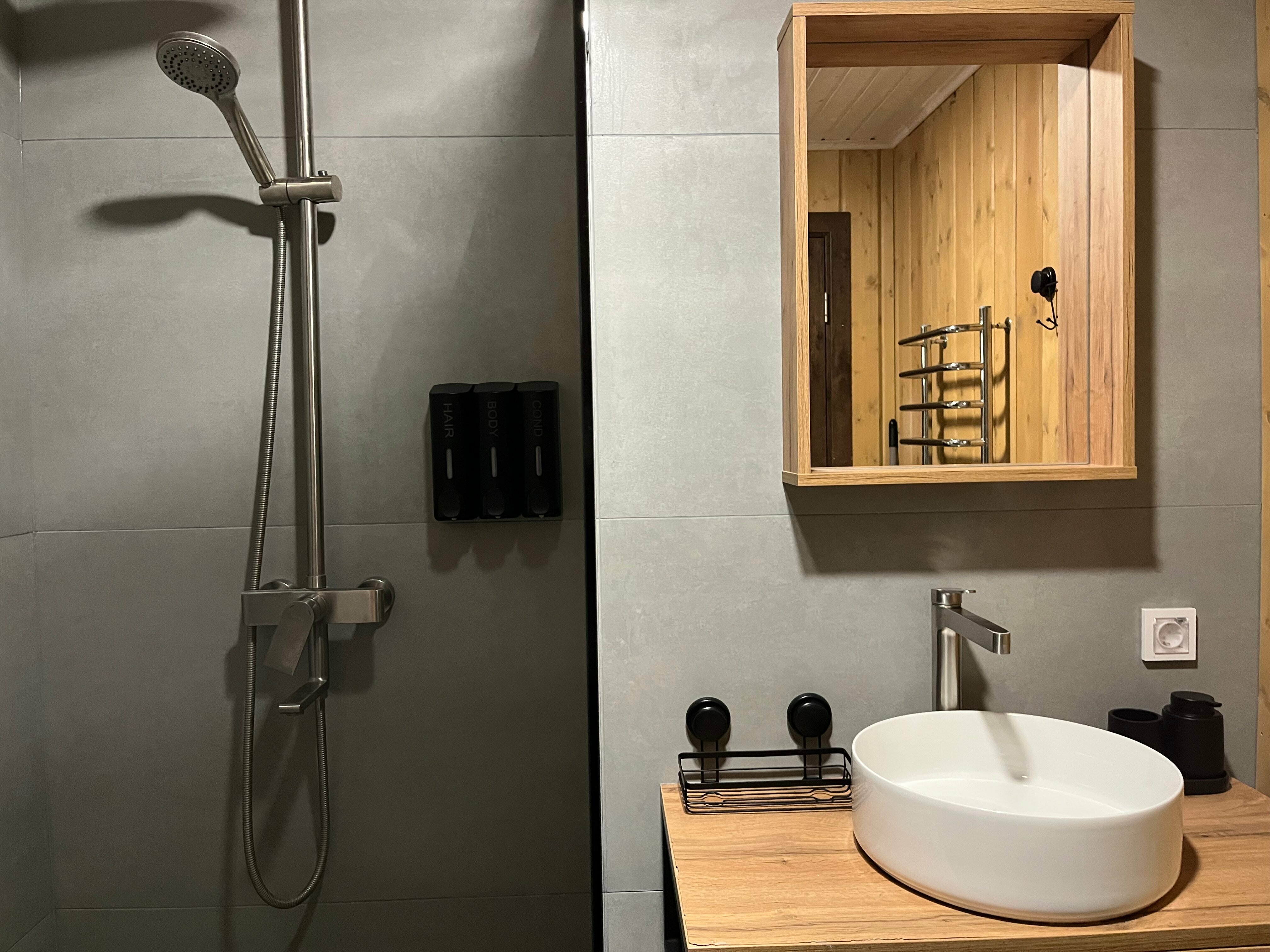 Дом с видом на реку и лес