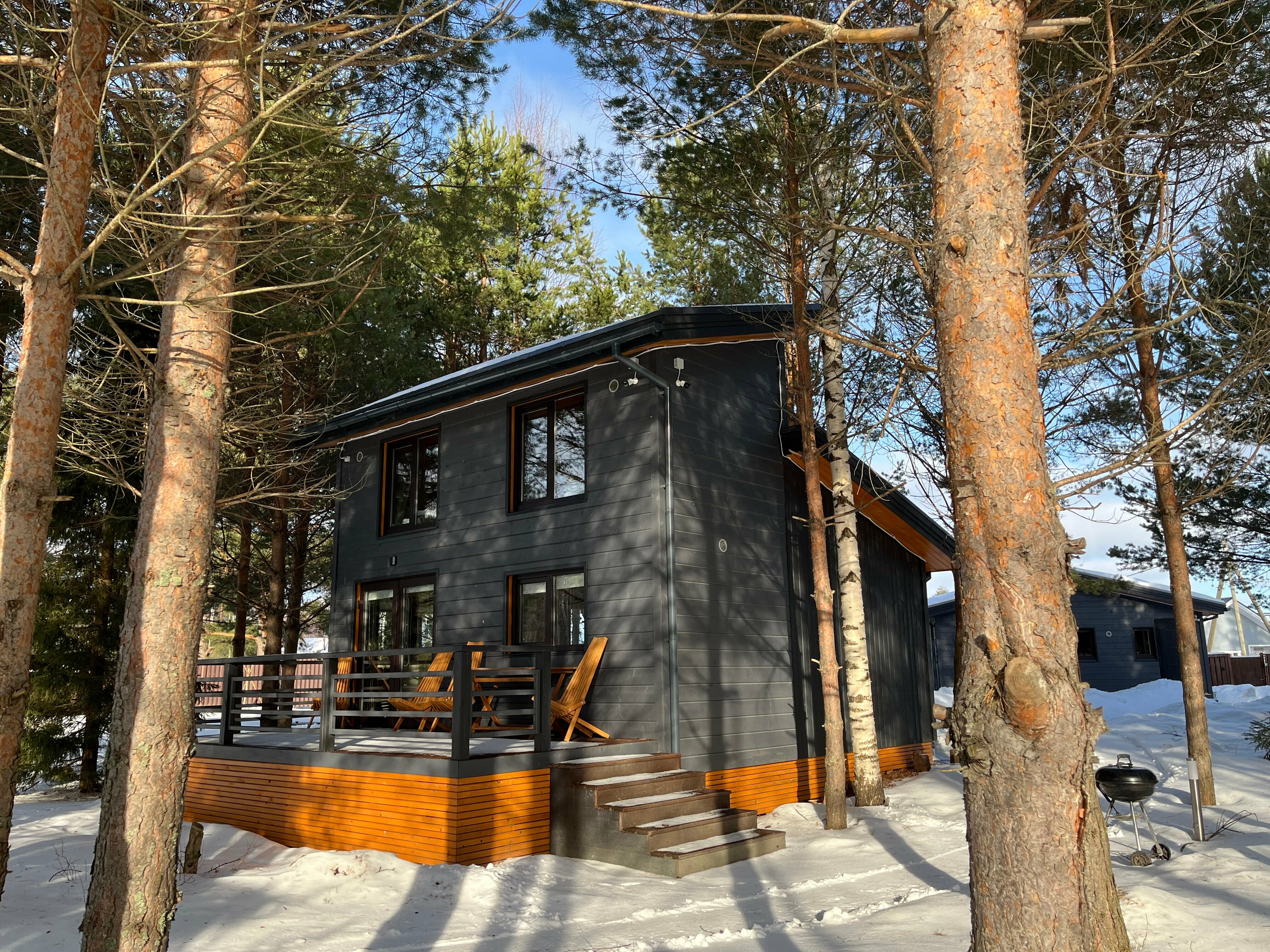 Дом с видом на реку и лес