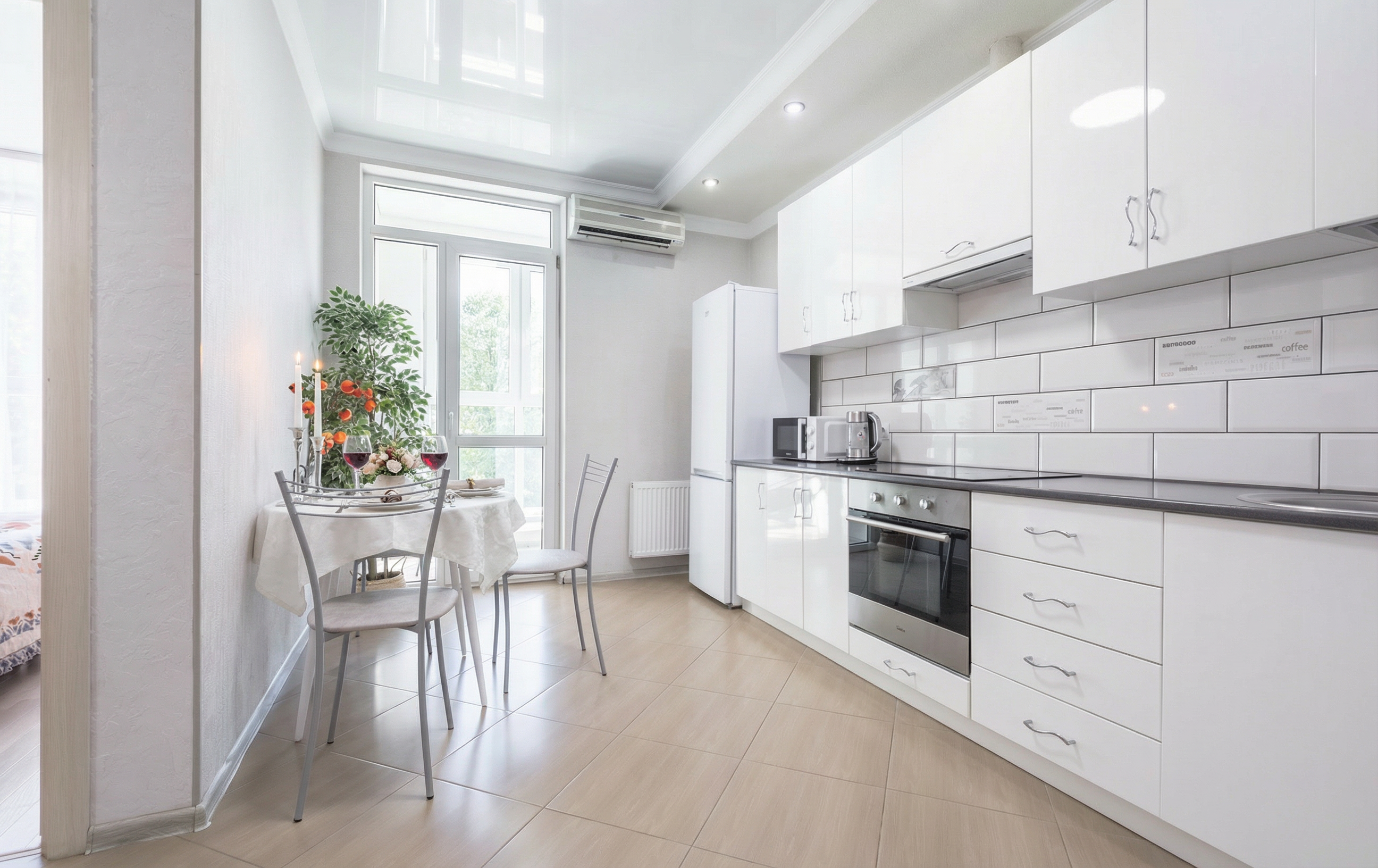 Апартаменты «Красное & Белое» оставляют приятное впечатление. Планировка: спальня, кухня-гостиная, балкон, ванная, гардеробная✨