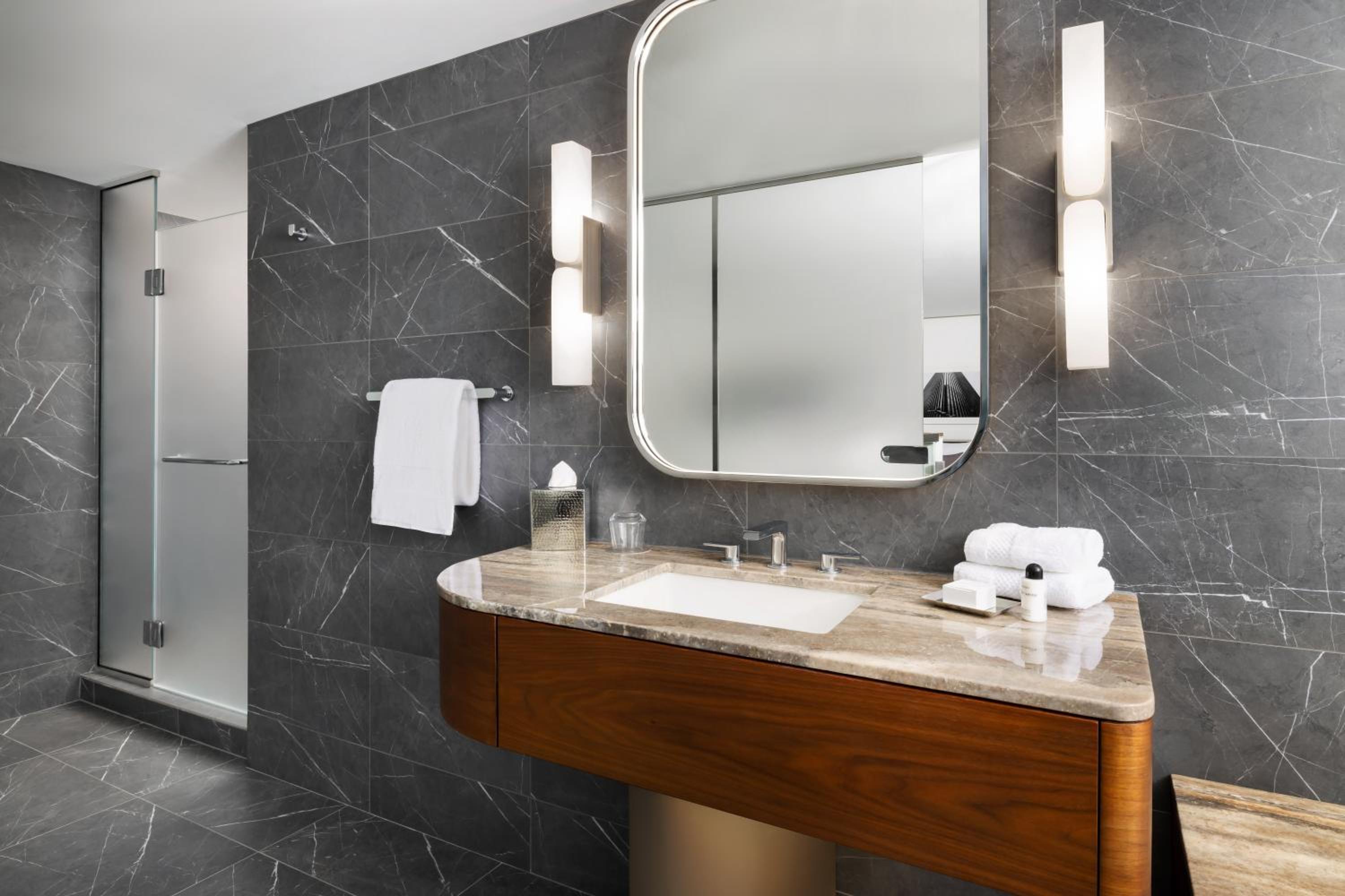 Deluxe Suite with Spa Bath