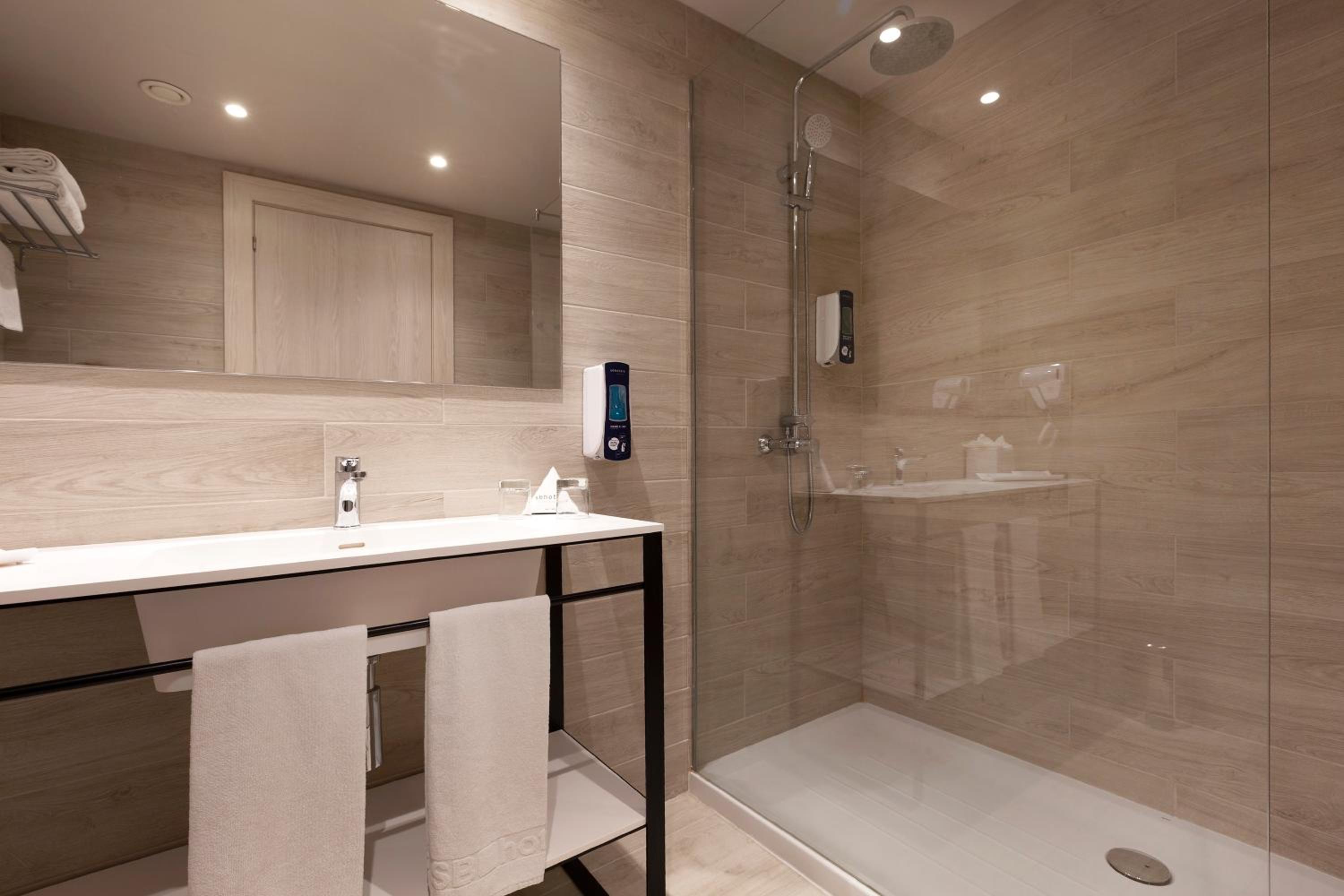 Double Room (1 Adult)