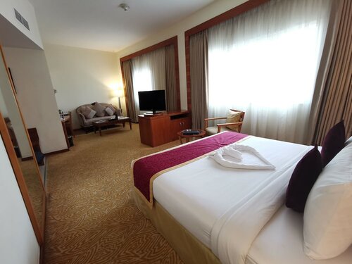 Junior Suite, 1 King Bed в Landmark Grand