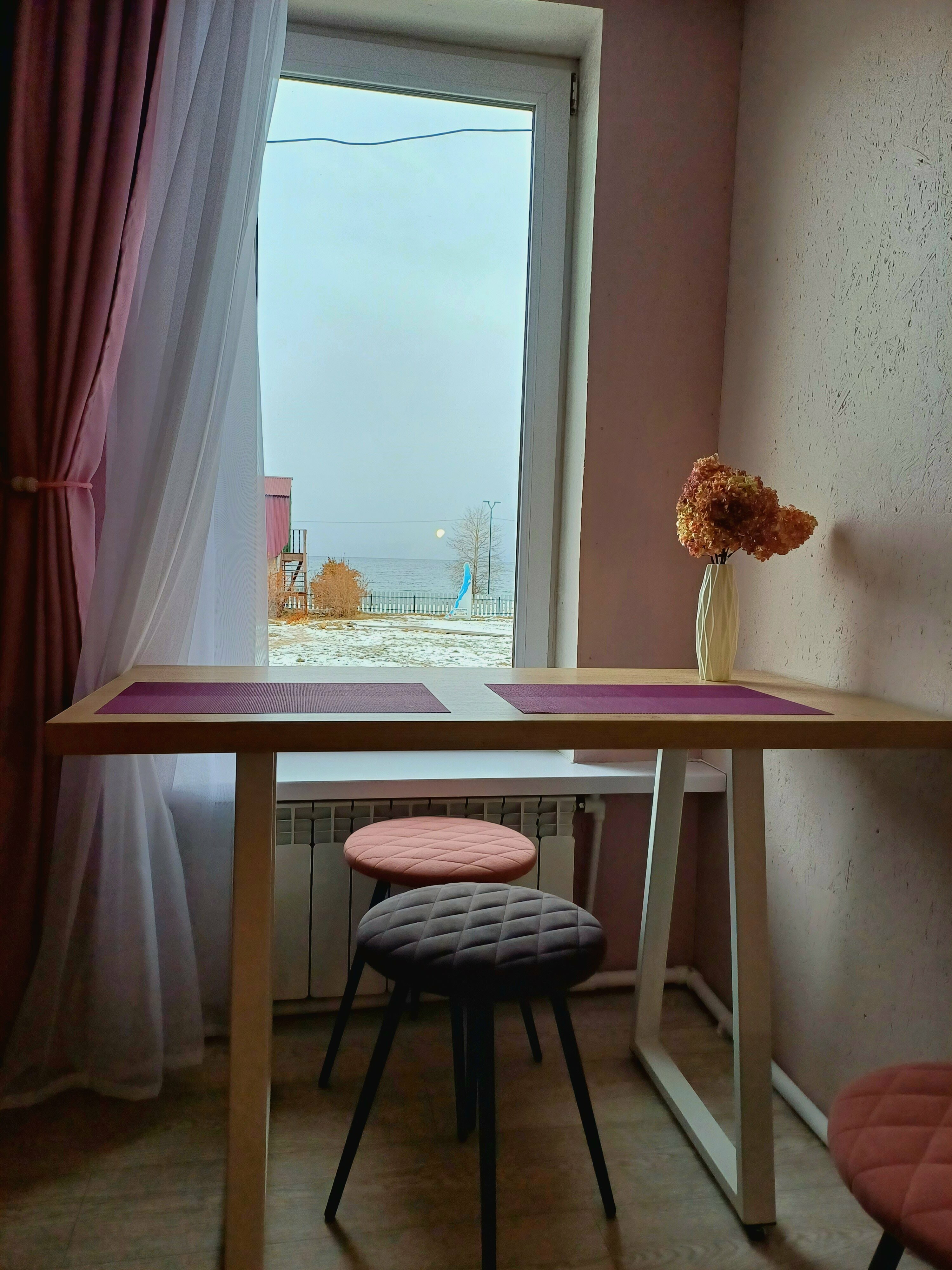 Семейный номер с видом на озеро