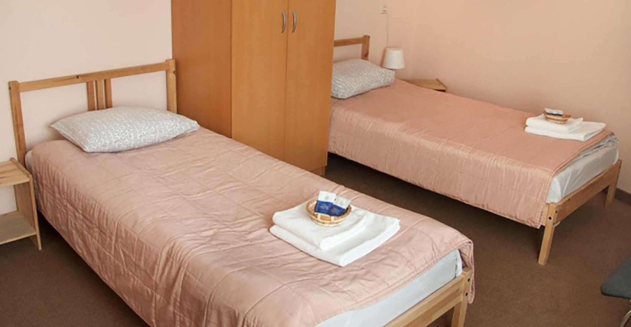 Двухместный номер эконом с двумя раздельными кроватями  общей ванной комнатой