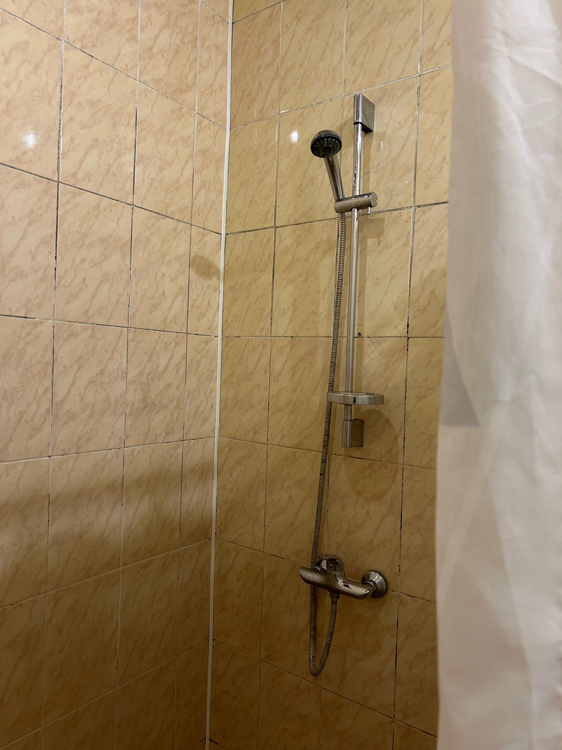 Стандартный двухместный номер с 2 отдельными кроватями и общей ванной комнатой