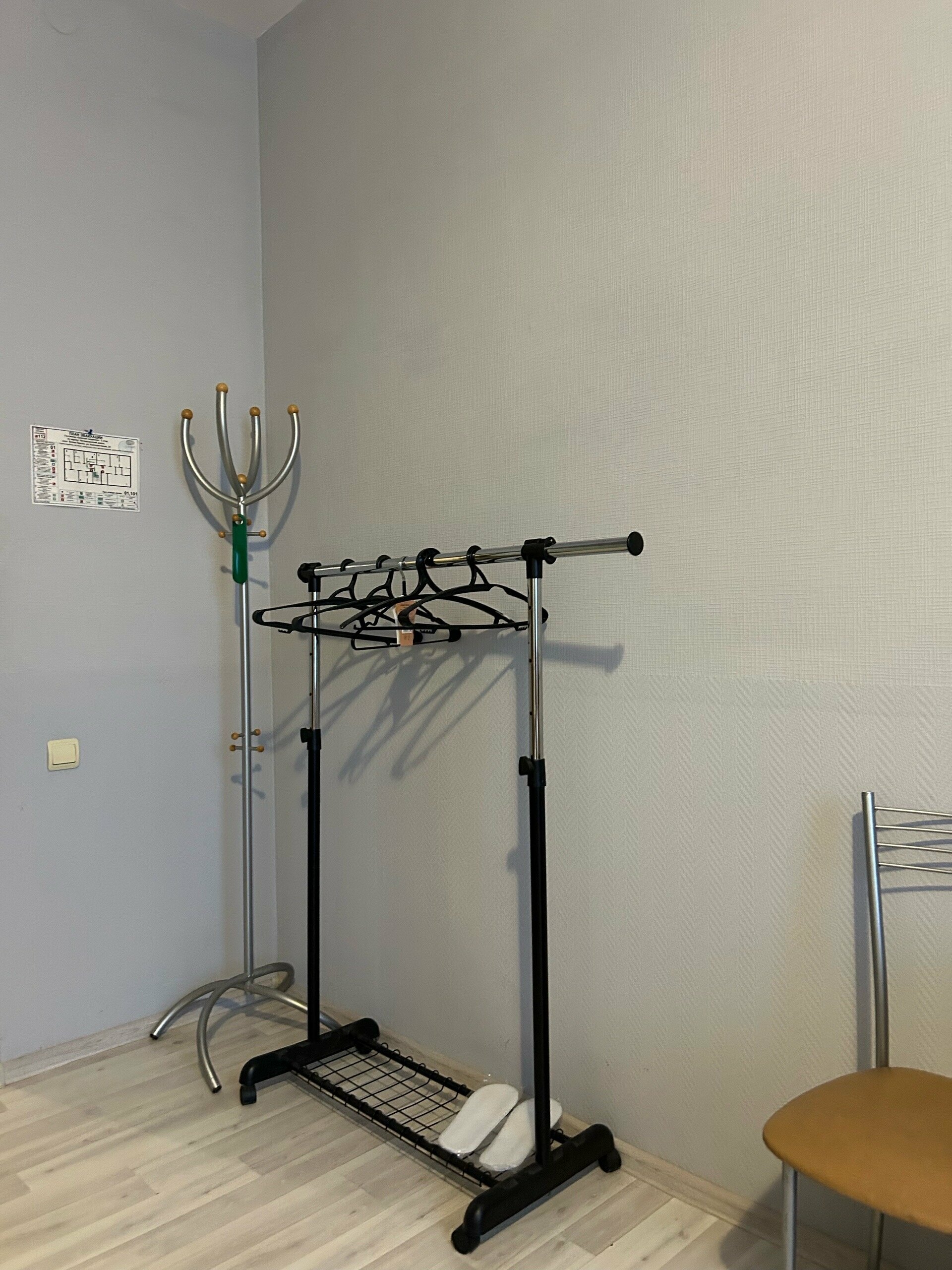 Стандартный двухместный номер с 2 отдельными кроватями и общей ванной комнатой