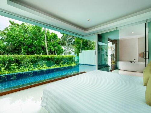 Beachfront Villa with Pool в La Flora Resort Patong