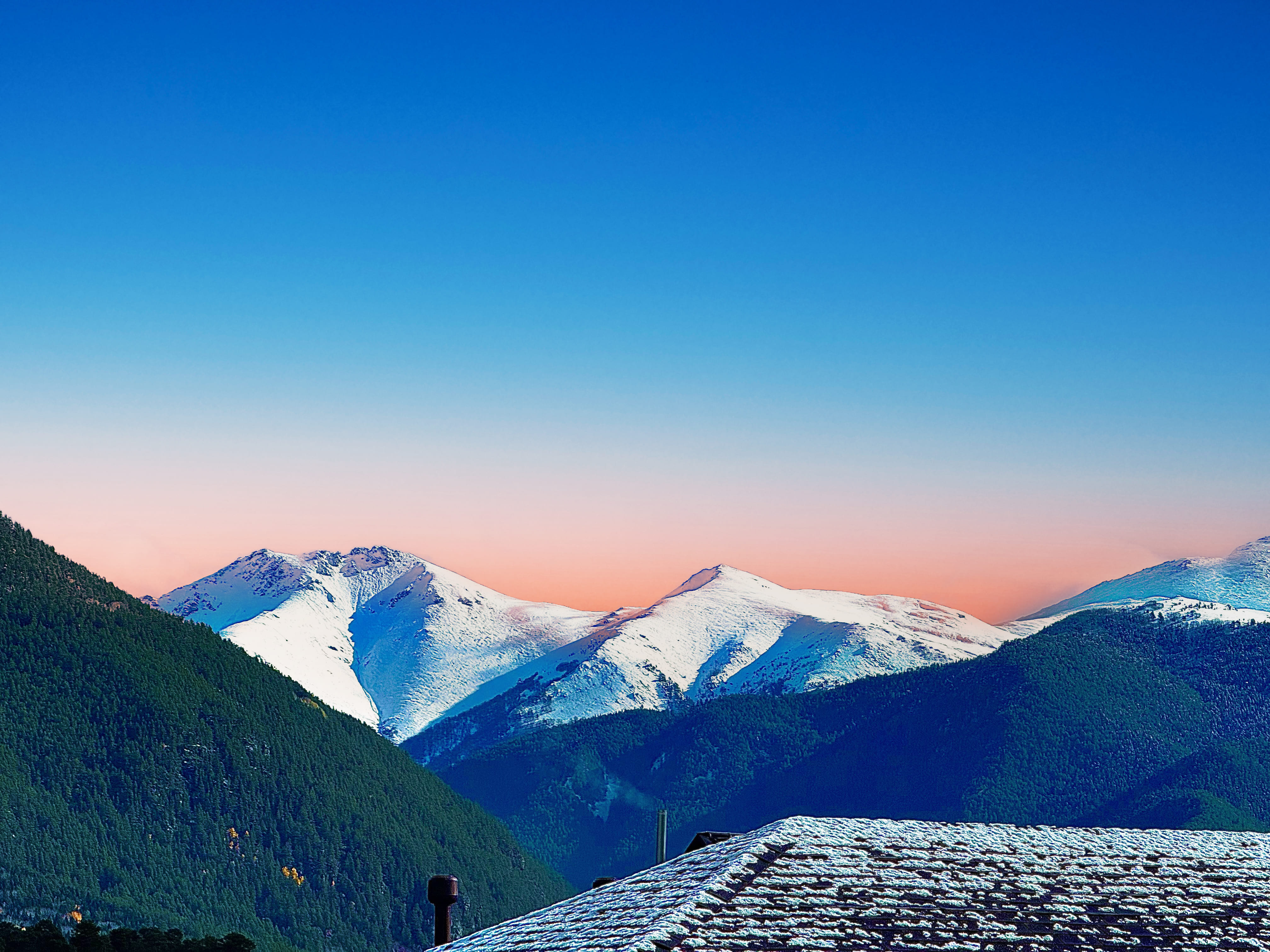 Двухместный улучшенный стандарт с общей террасой и видом на горы | 2 этаж