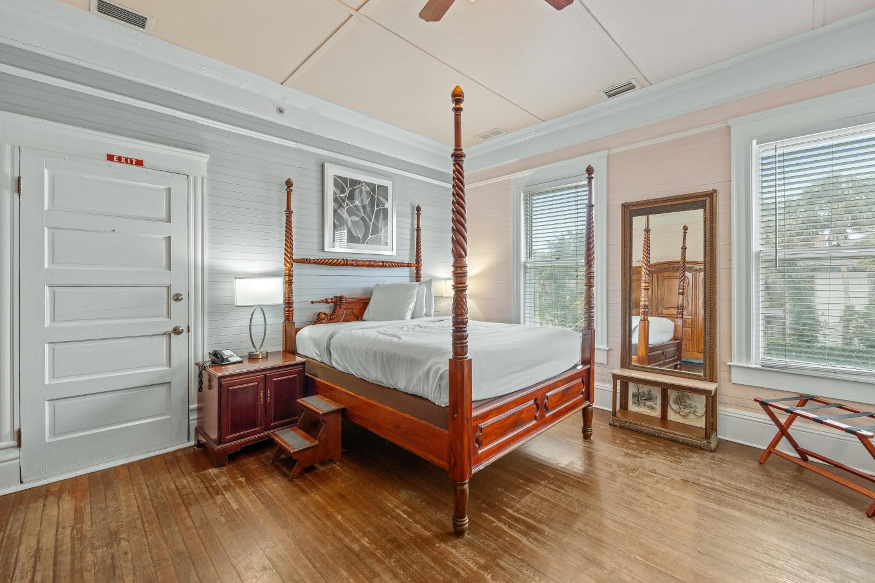 Queen Room - Accessible/Nonsmoking
