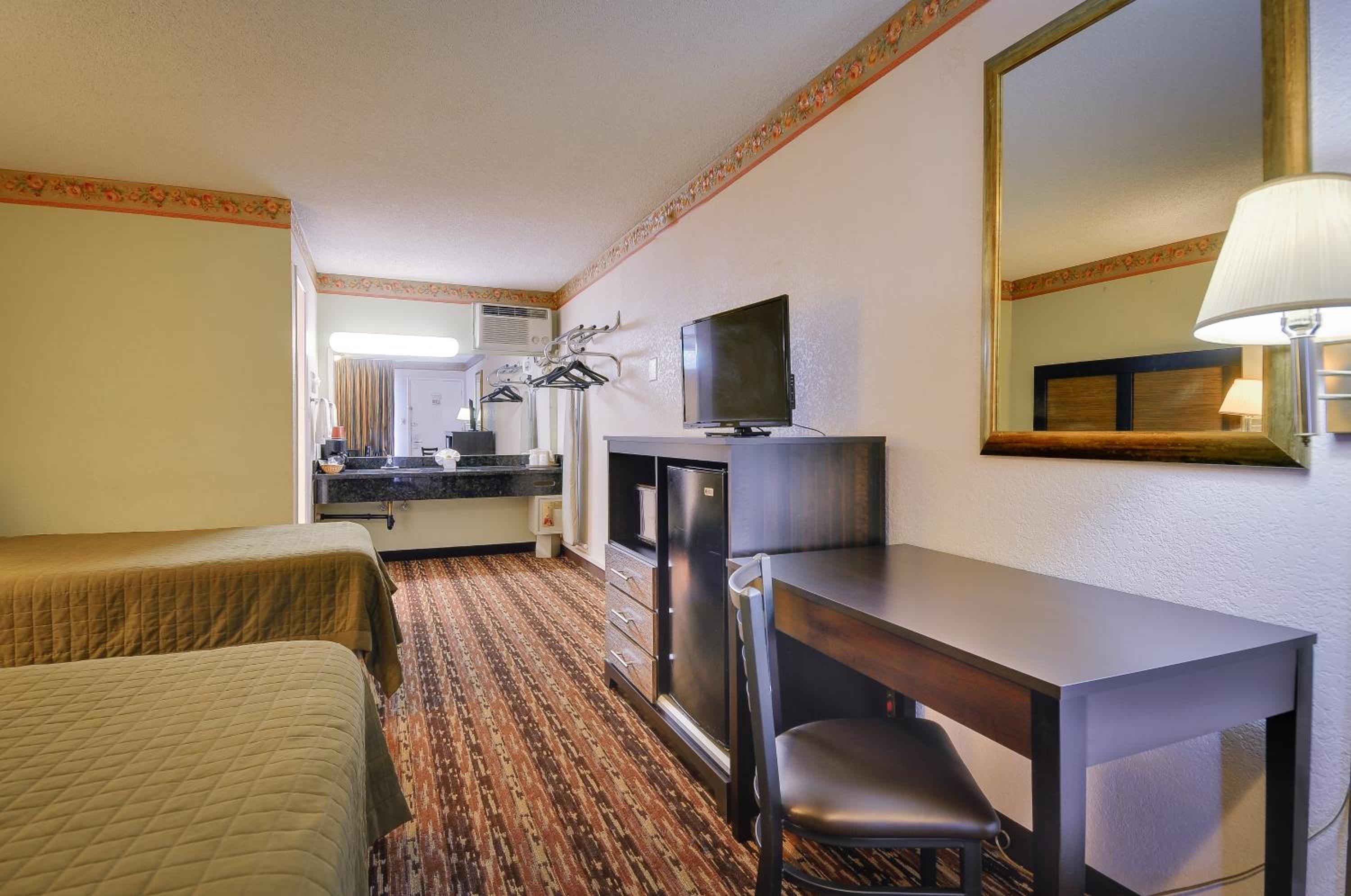 Queen Queen Bed Room