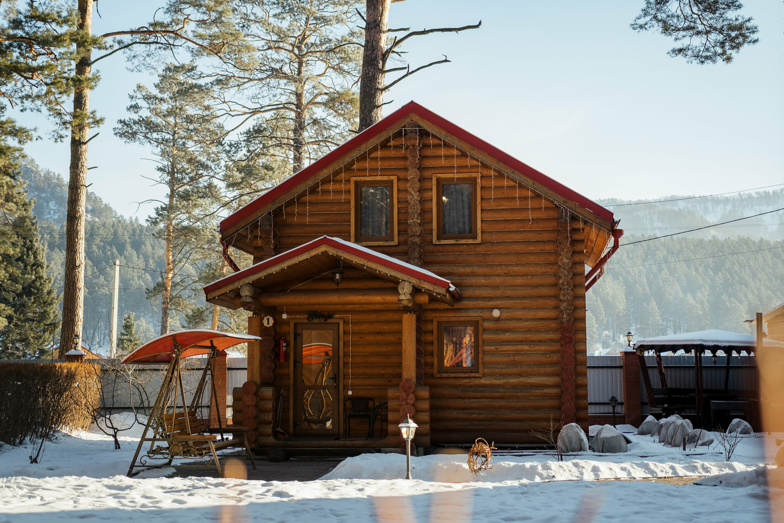 Большой двухэтажный дом