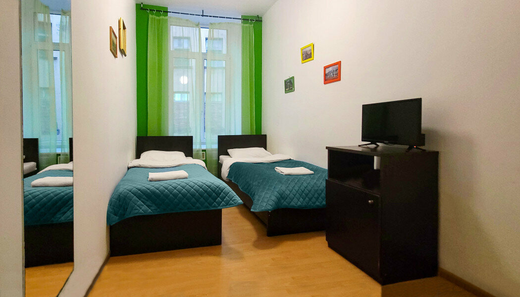 Стандартный номер с 2 односпальными кроватями и диваном