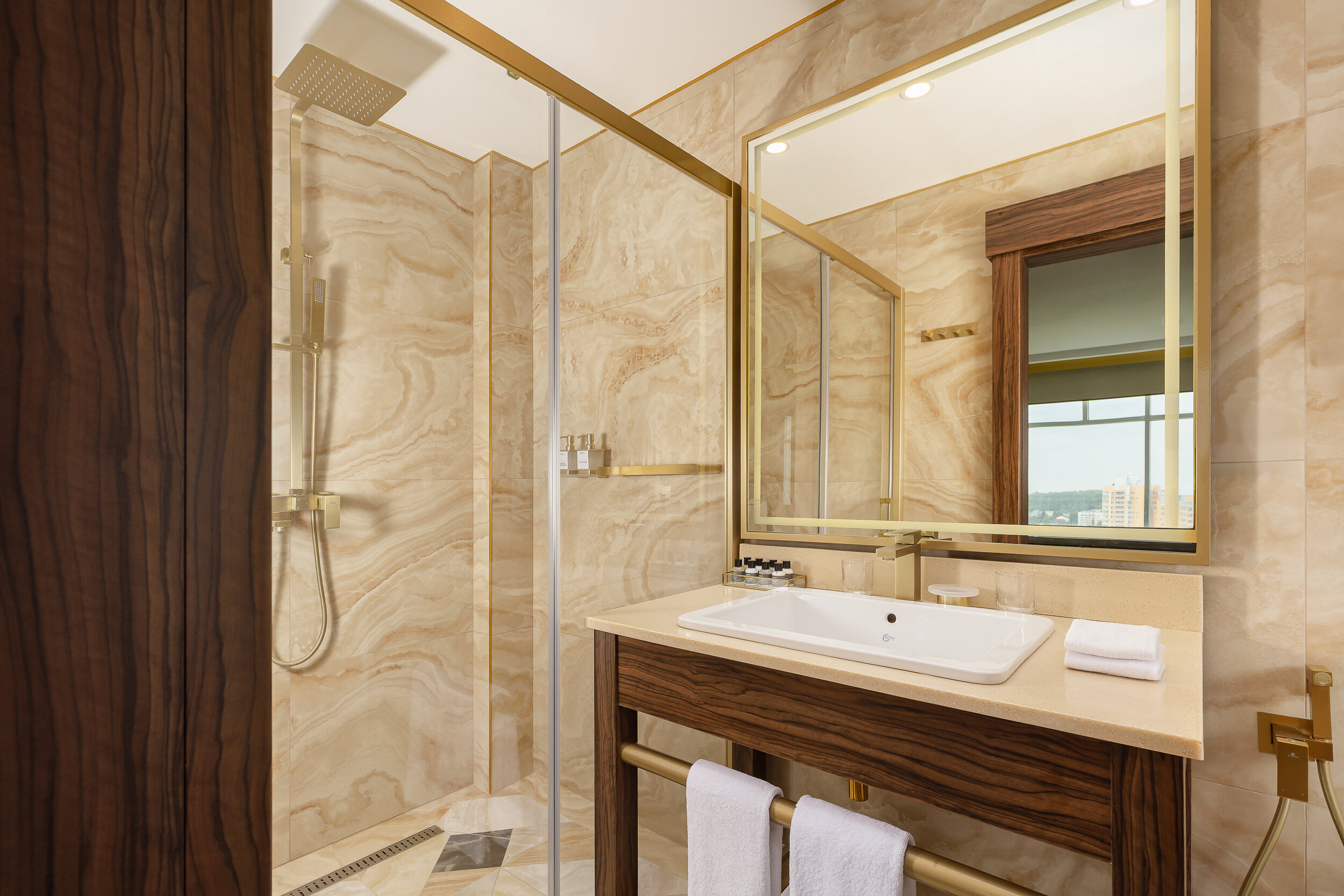 Люкс c джакузи на высоком этаже