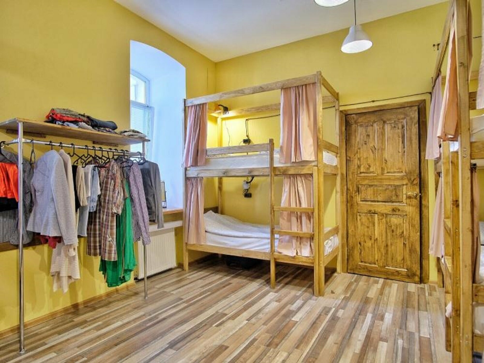 Спальное место на двухъярусной кровати в общем номере для мужчин и женщин