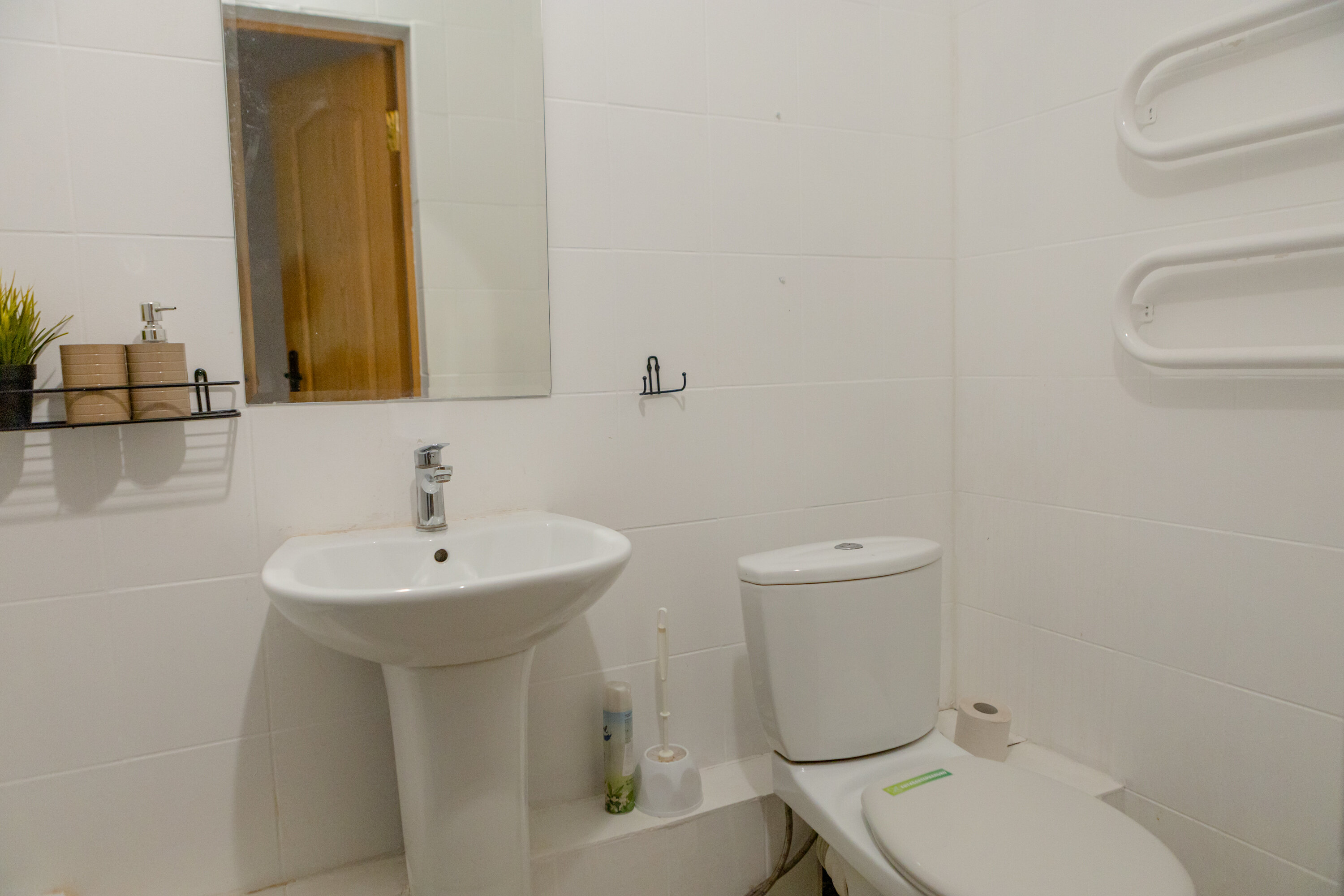 Односпальная кровать в общем номере для женщин