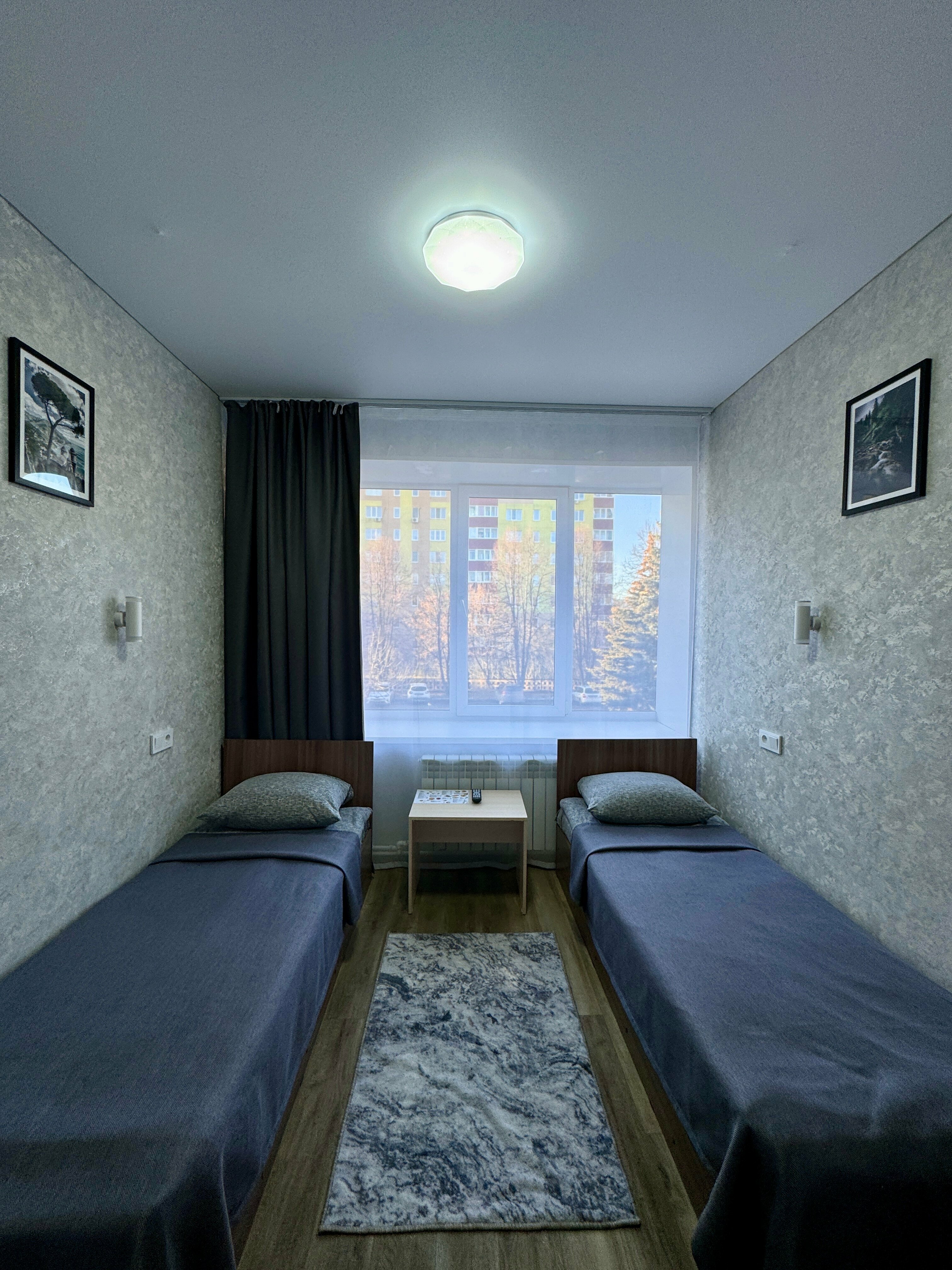 Двухместный номер с 2 отдельными кроватями и общим туалетом