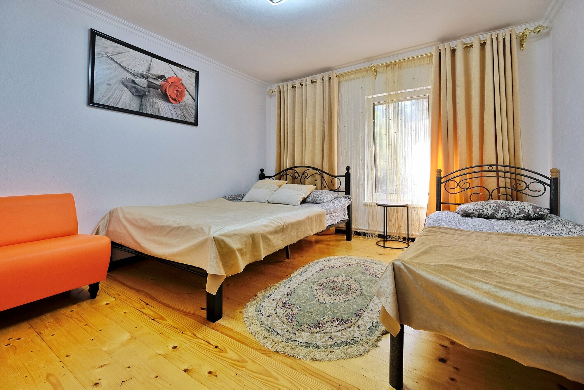 Трехместный номер с собственной ванной комнатой