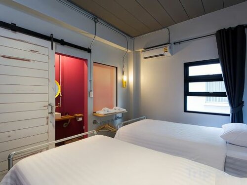 Twin Room with Private Bathroom в Bloo Hostel