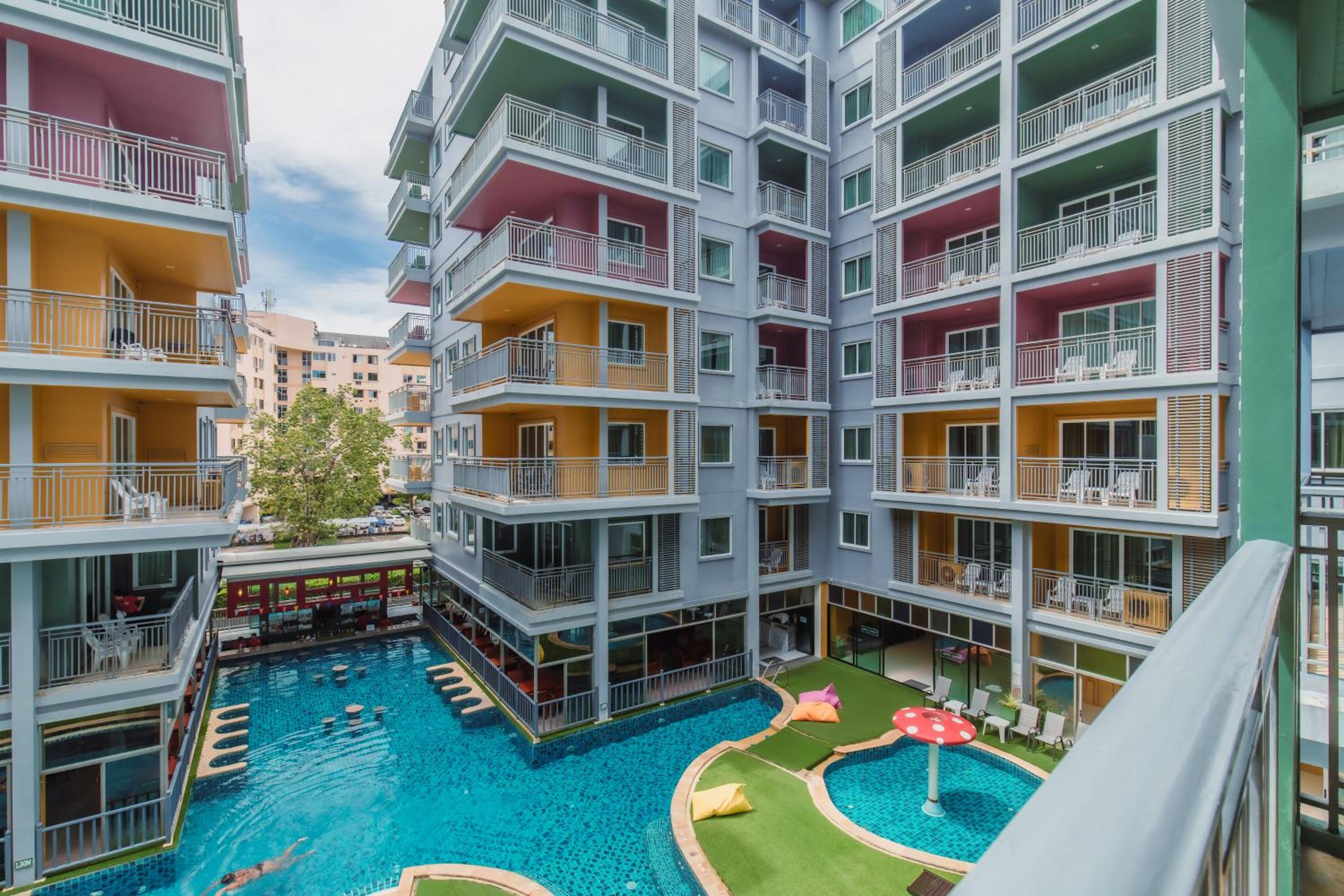 Deluxe Suite King - Pool View