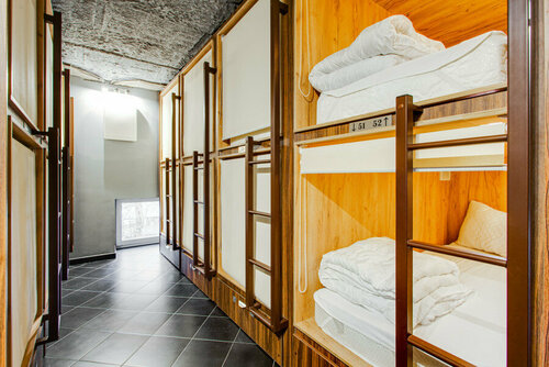 Односпальная кровать в общем номере для мужчин и женщин