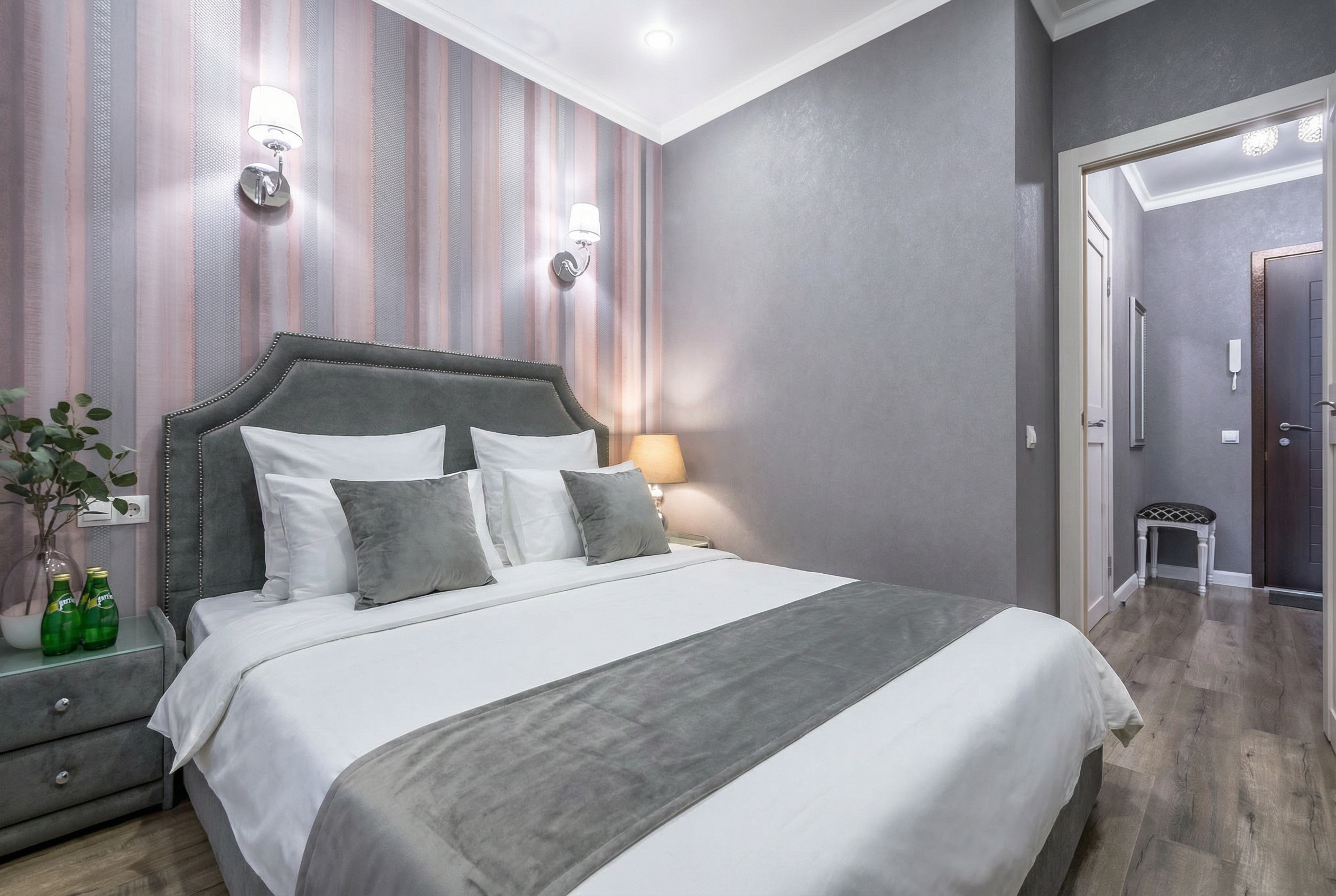 Апартаменты (спальня + гостиная + кухня-столовая + гардеробная, вид на  город) с большой станцией "Алиса" и кофемашиной.