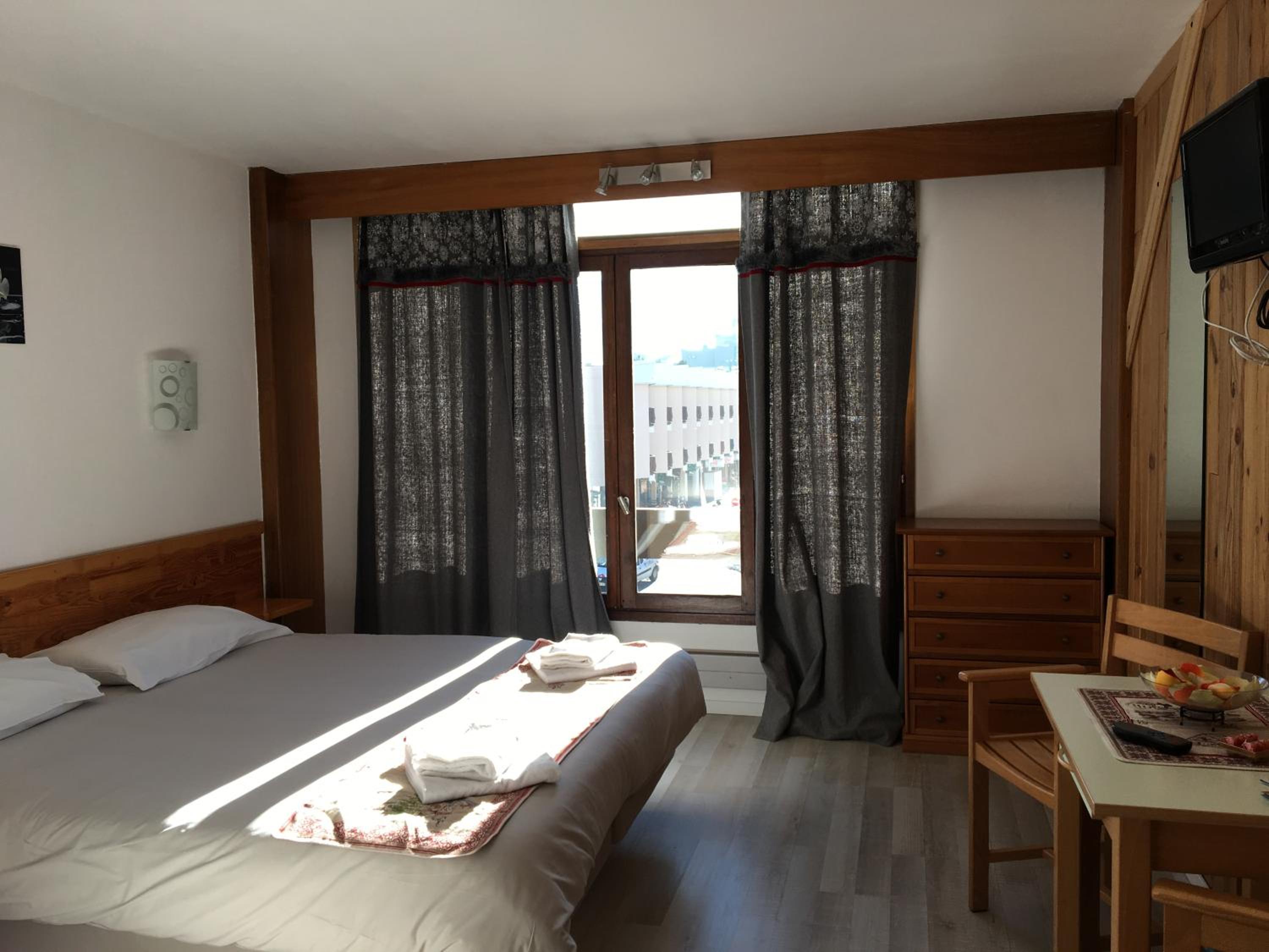 Double or Twin Room with Mountain View