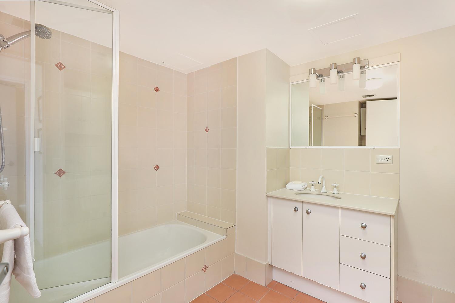 One Bedroom Broadwater View Apartment