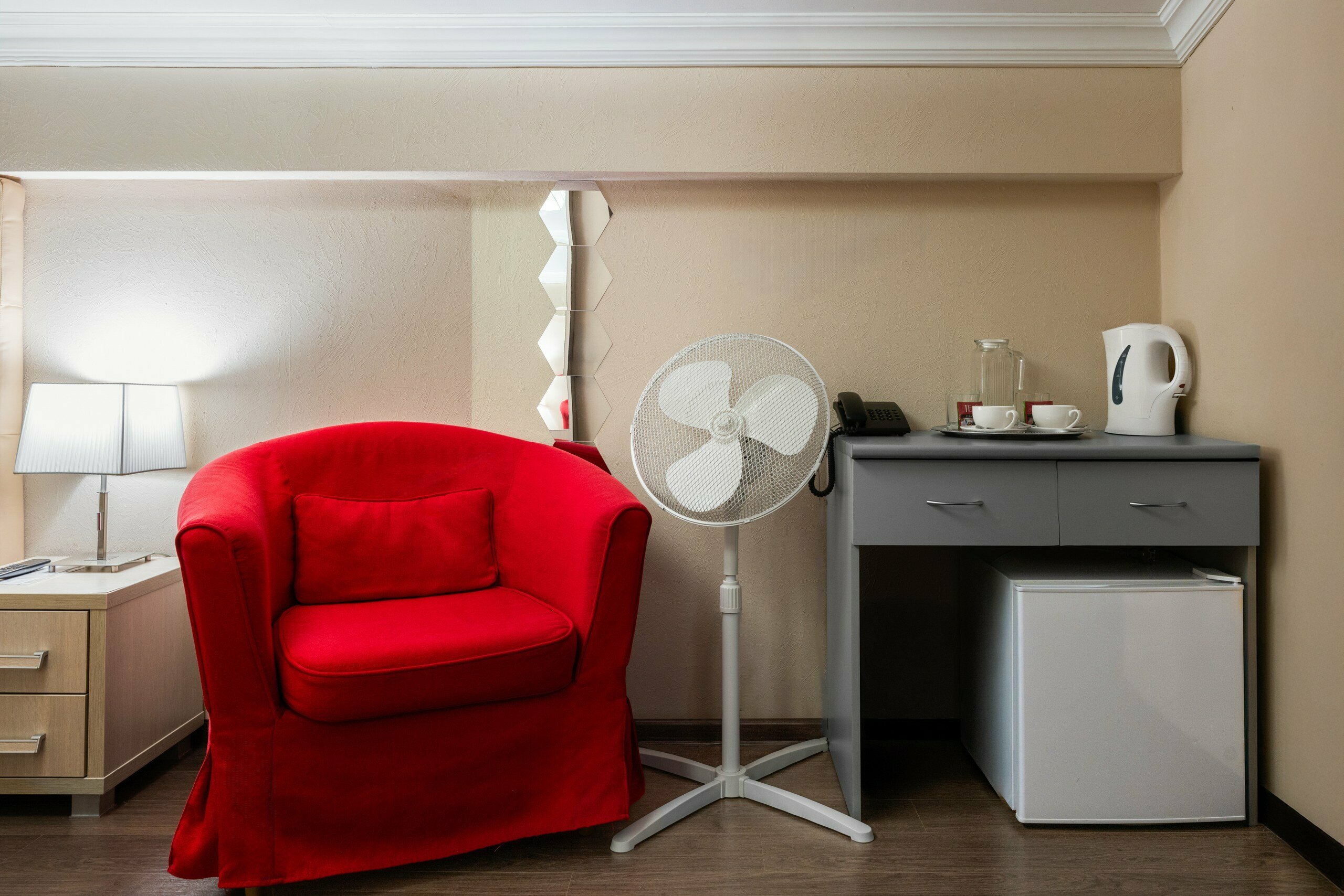 Номер стандарт с окном, выходящим во внутренний холл отеля (без естественного освещения)