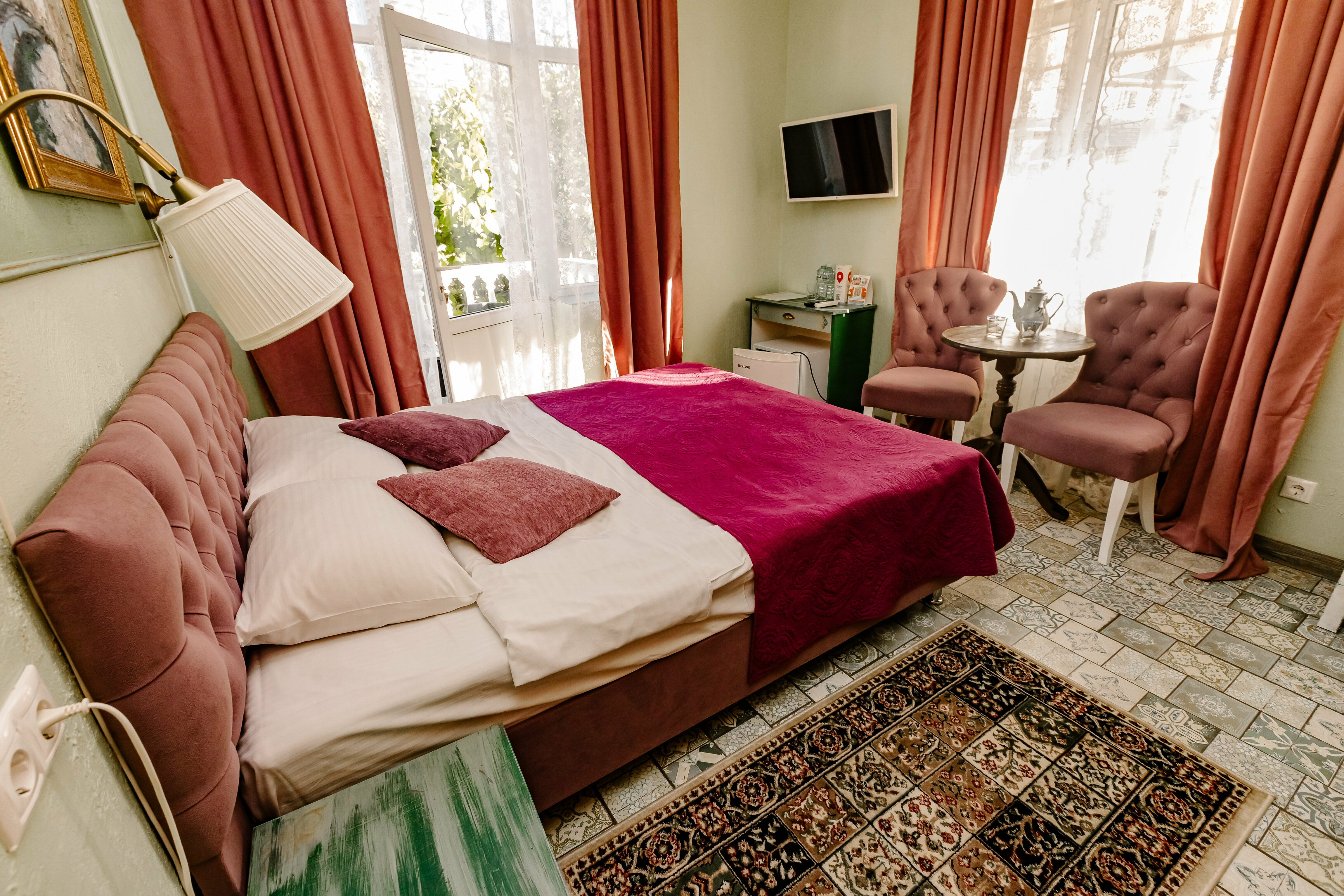 Улучшенный двухместный номер с балконом и 1 большой кроватью, либо 2 отдельными.