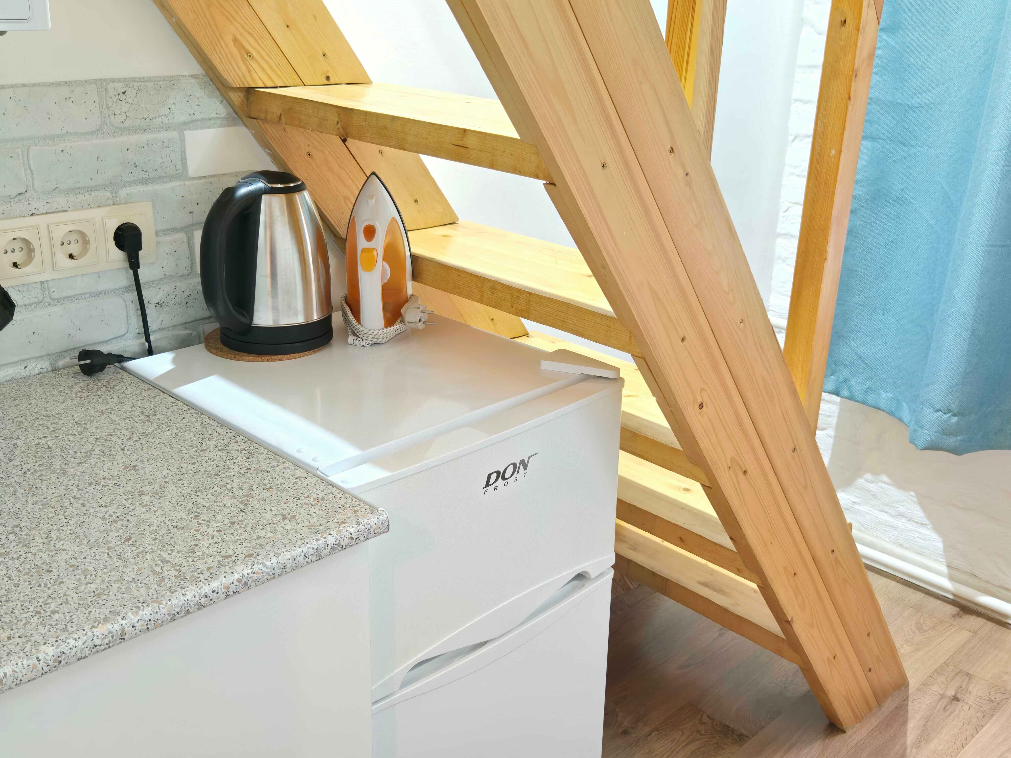 Двухуровневая студия для 3 гостей с общей ванной комнатой и кухней