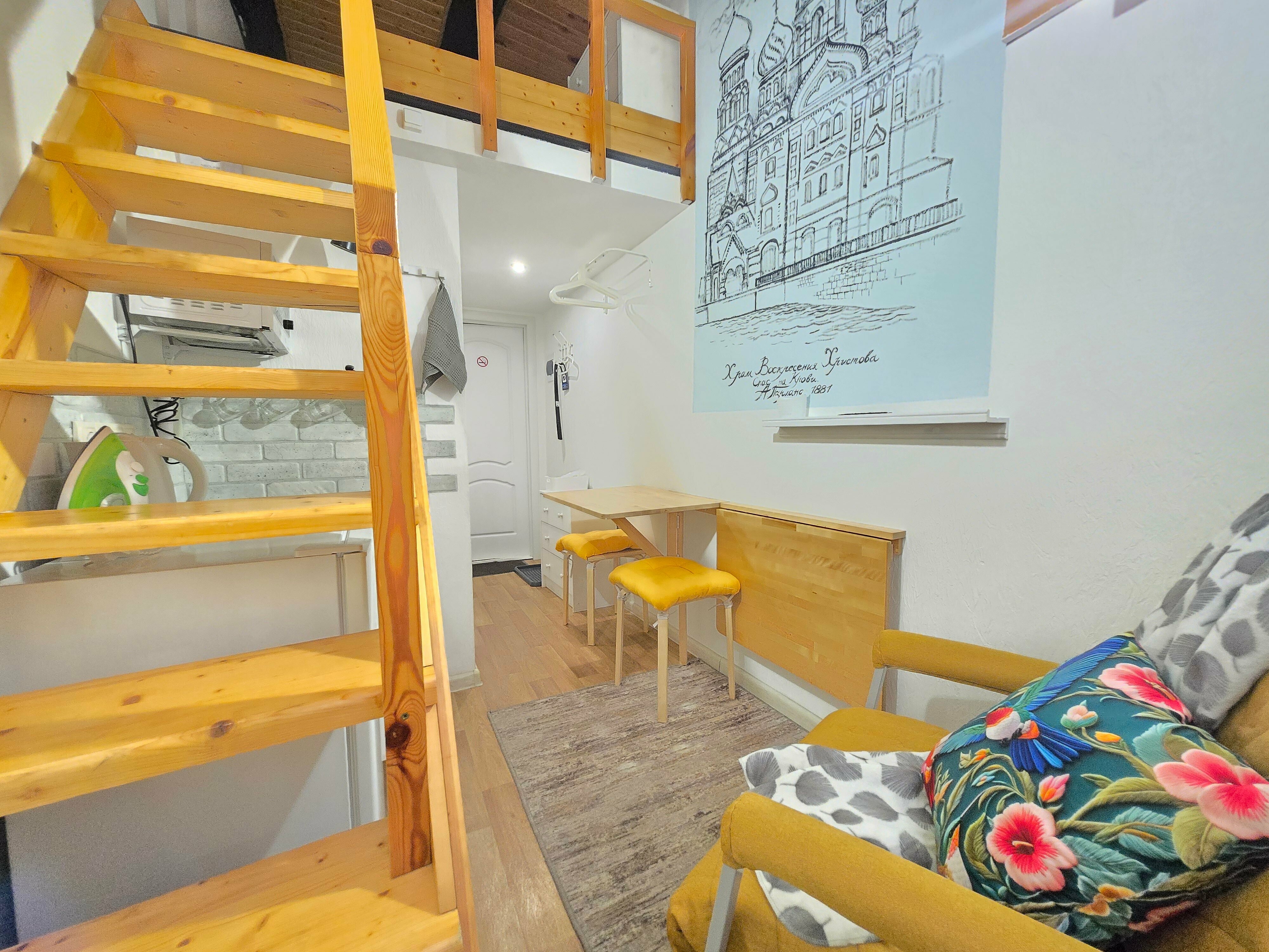 Двухуровневая студия для 3 гостей с общей ванной комнатой и кухней