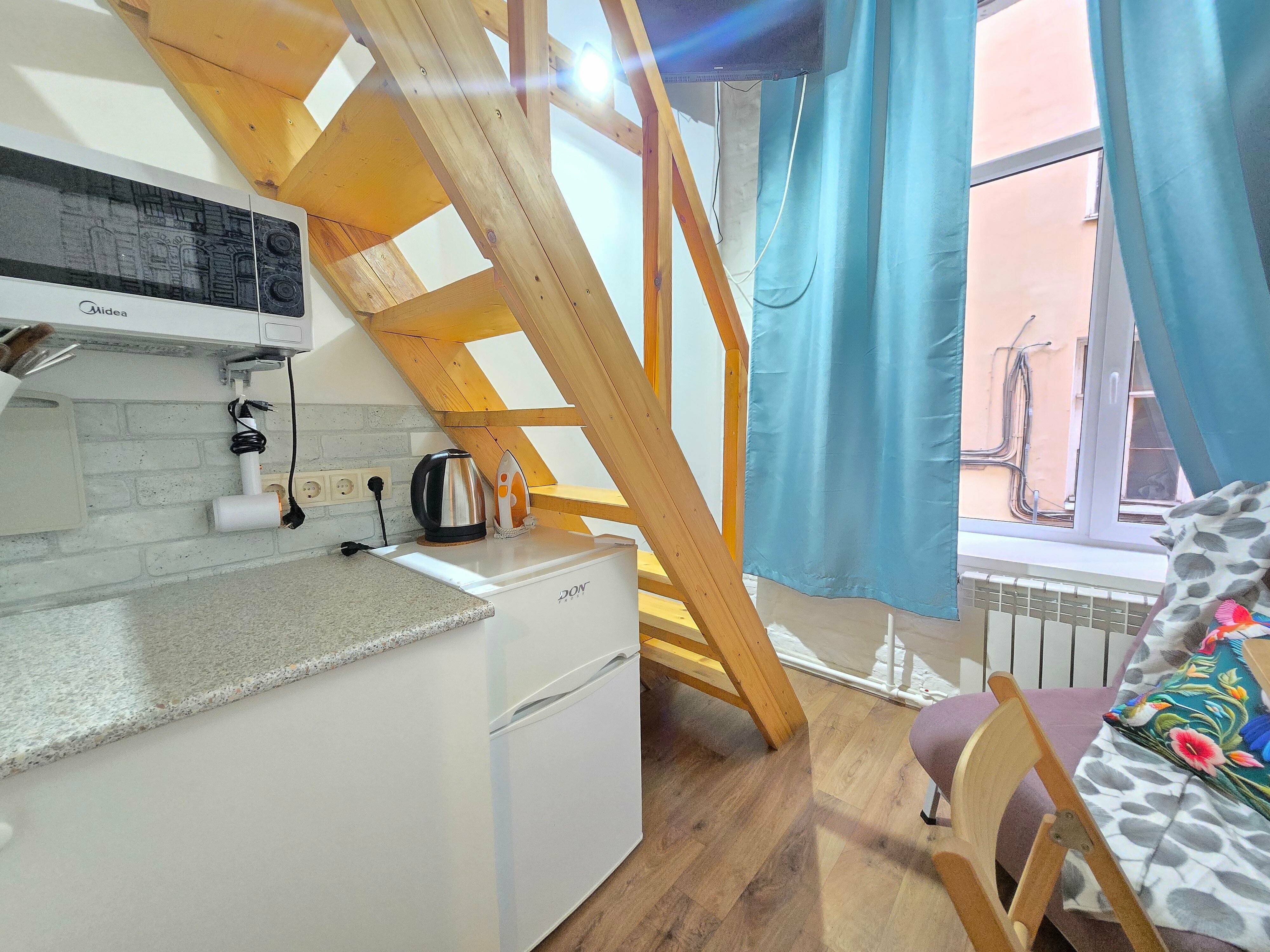 Двухуровневая студия для 3 гостей с общей ванной комнатой и кухней