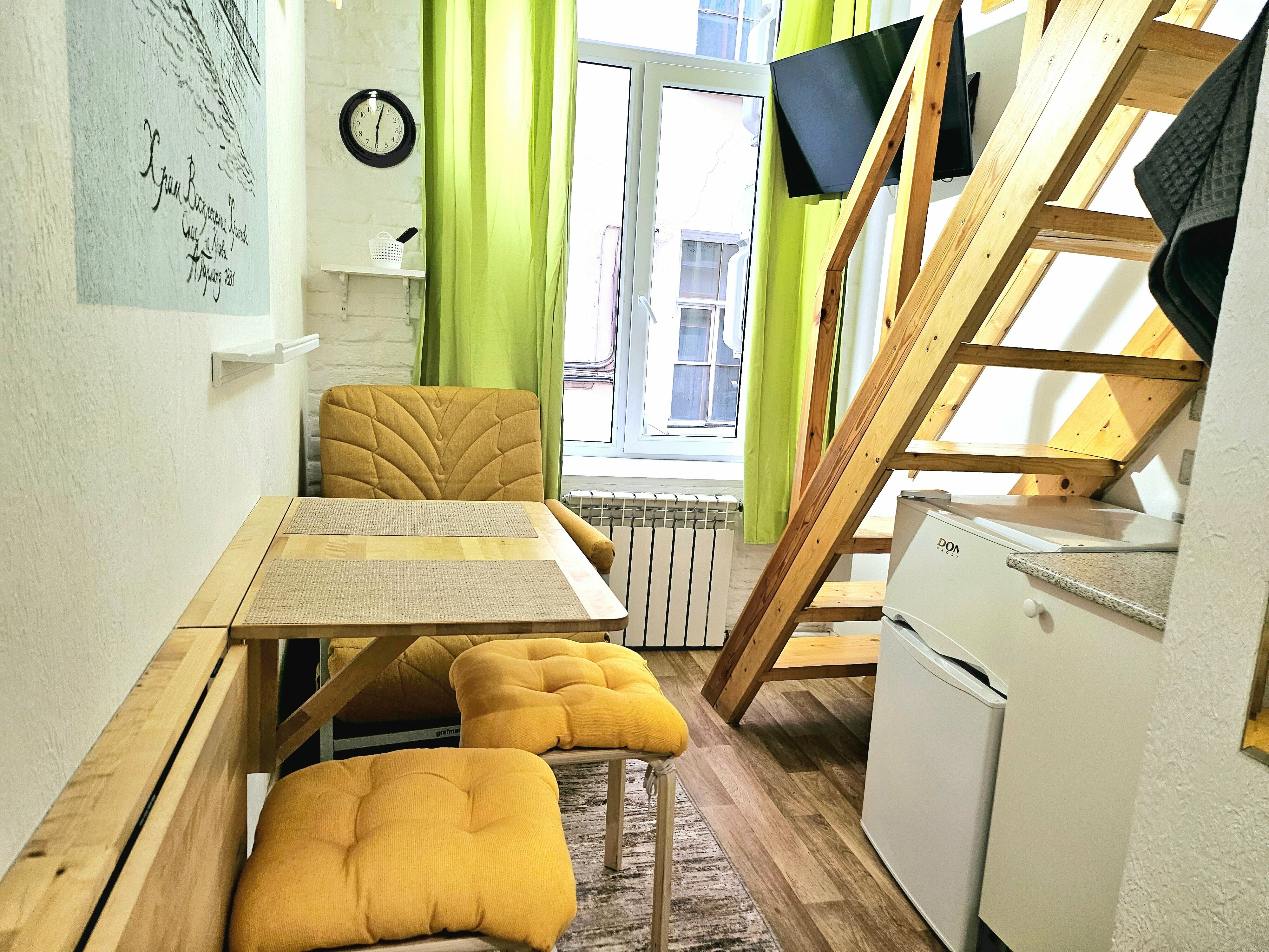 Двухуровневая студия для 3 гостей с общей ванной комнатой и кухней