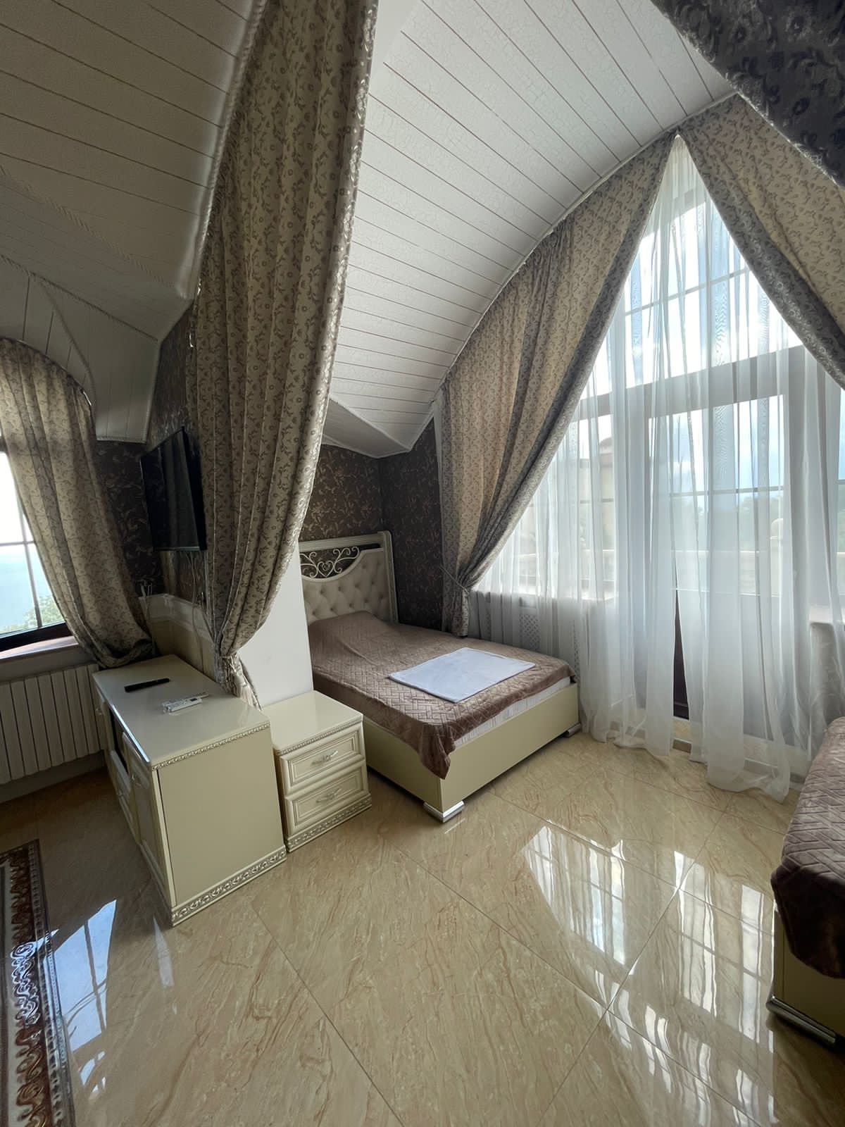 Семейный номер с видом на горы и море