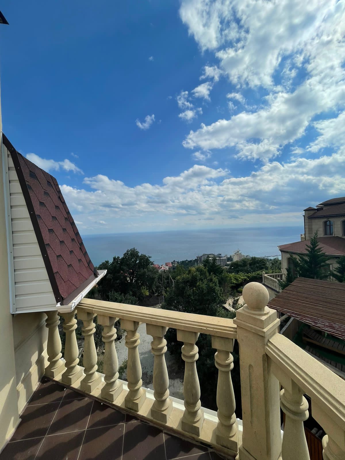 Семейный номер с видом на горы и море