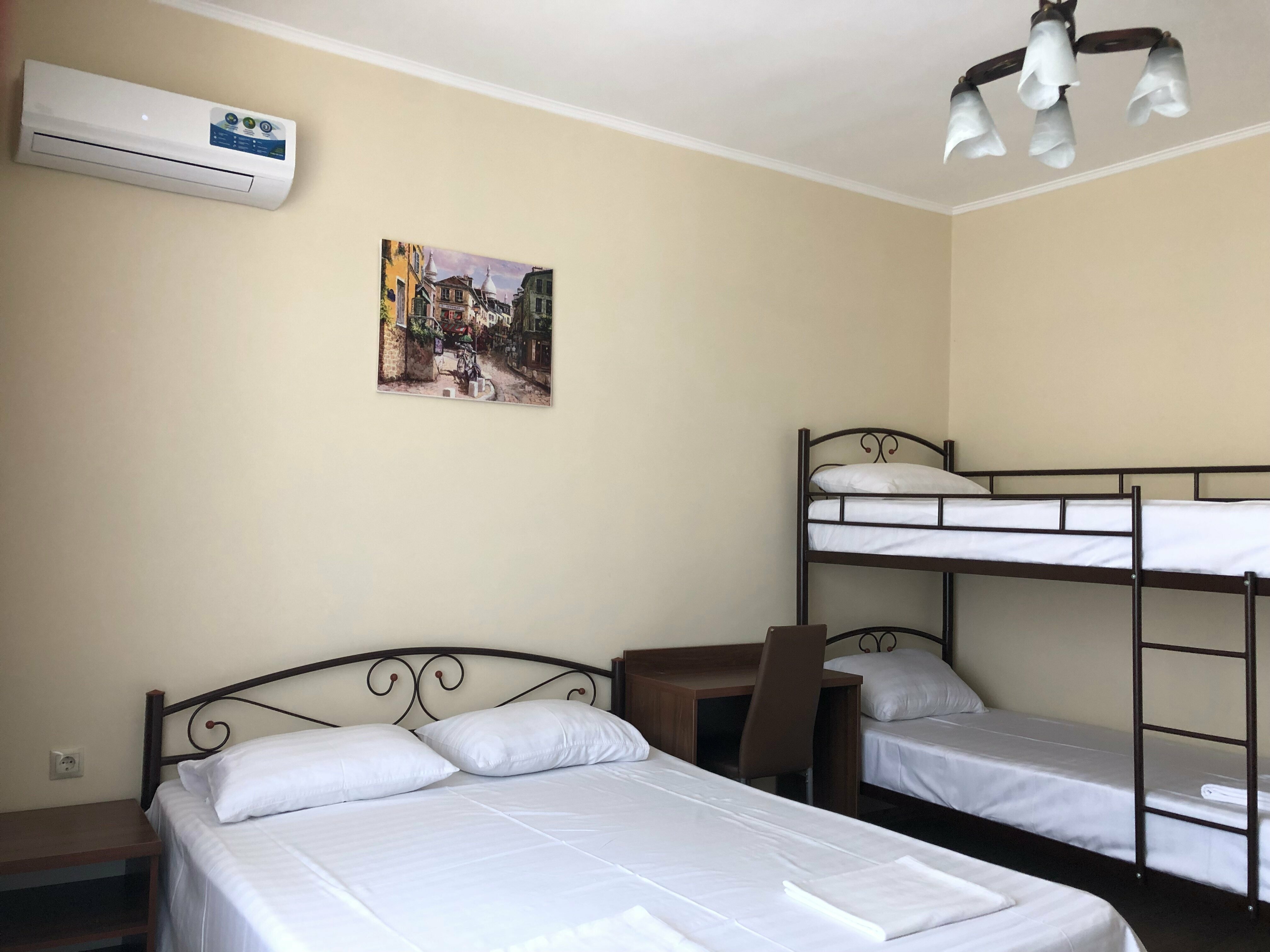 Семейный пятиместный номер с балконом